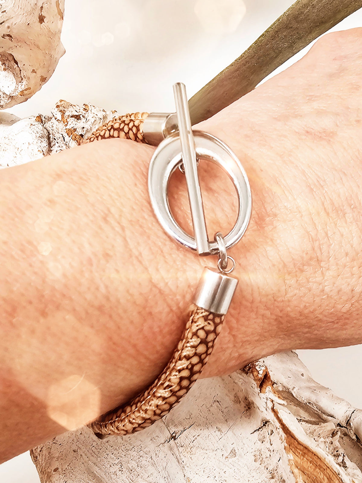 lederarmband-rochenpraegung-camel-knebel-1