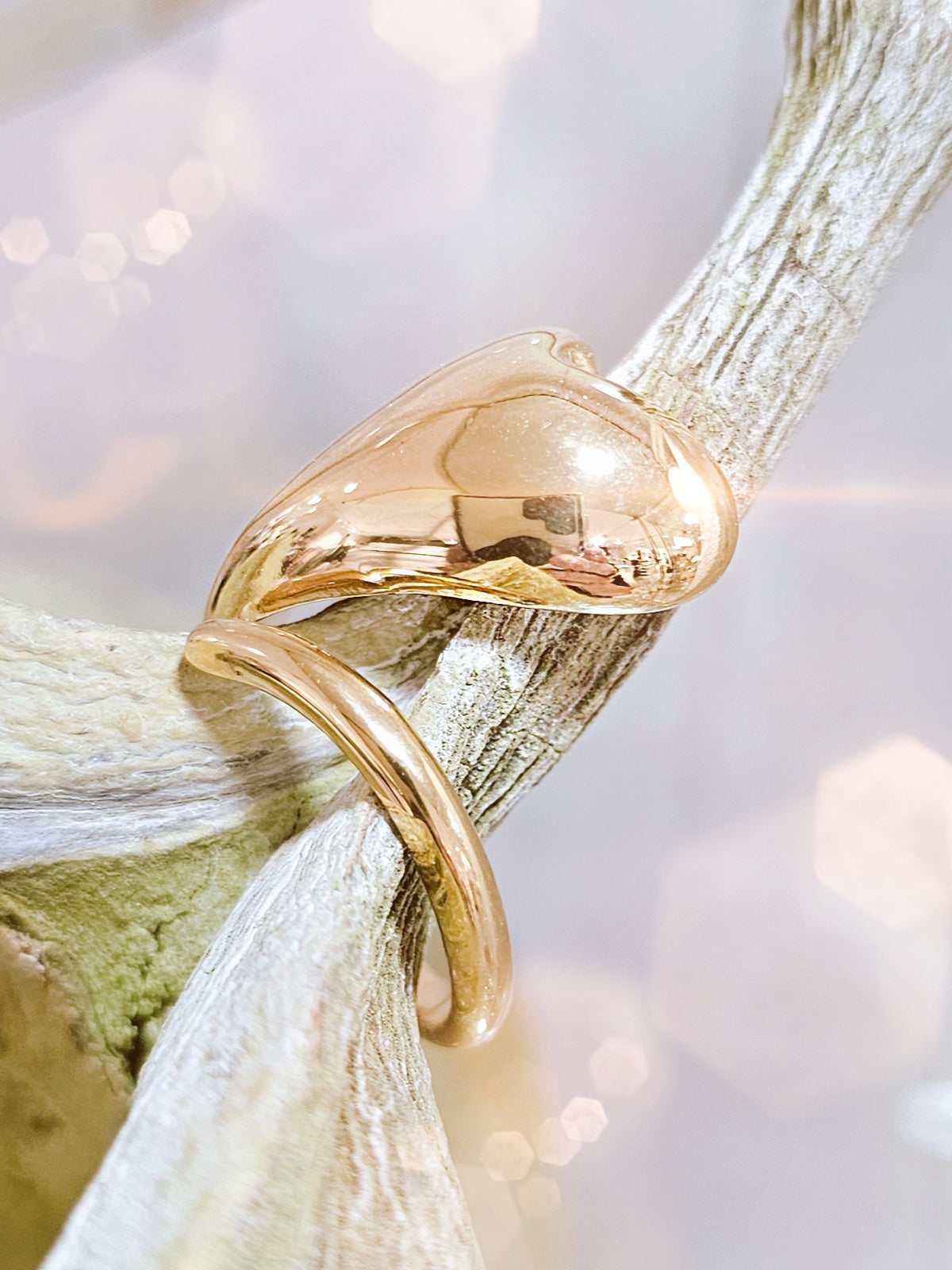 Goldener Ring in Herzform
