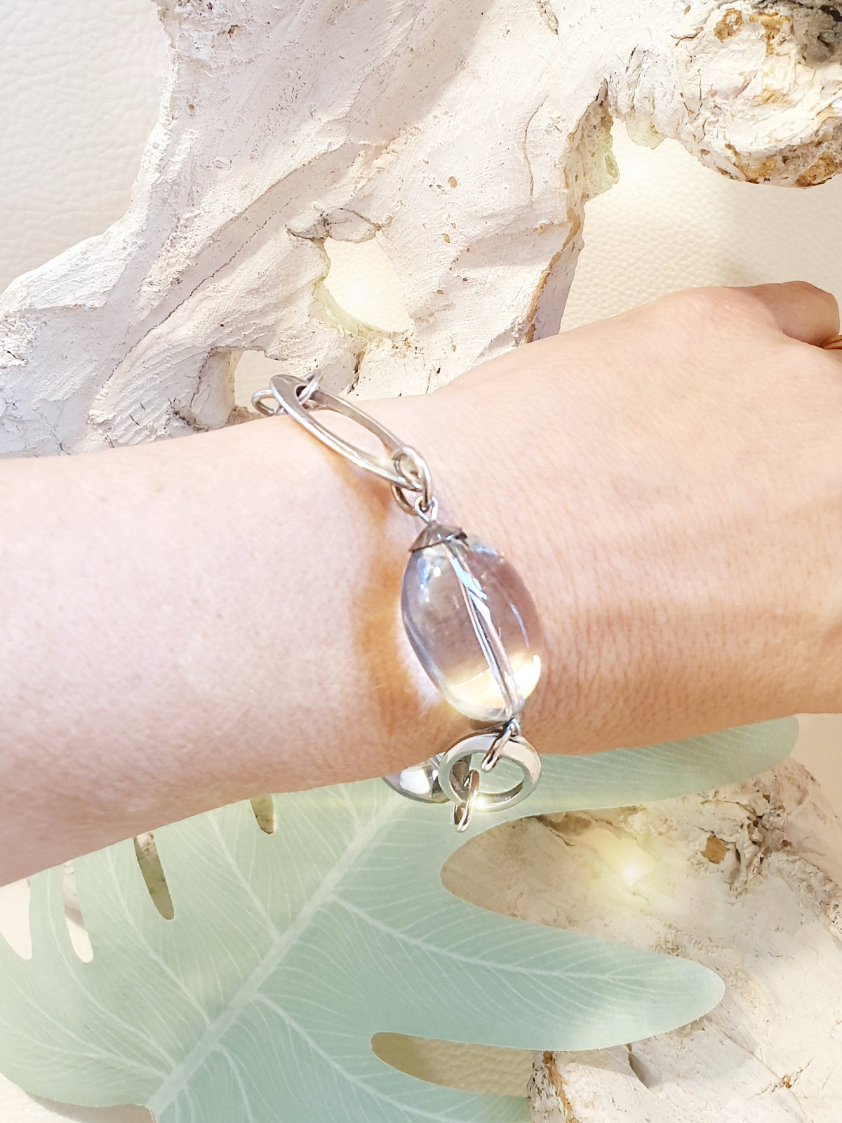 Armband mit Bergkristall Nuggets mit Blauschimmer und Edelstahlelementen