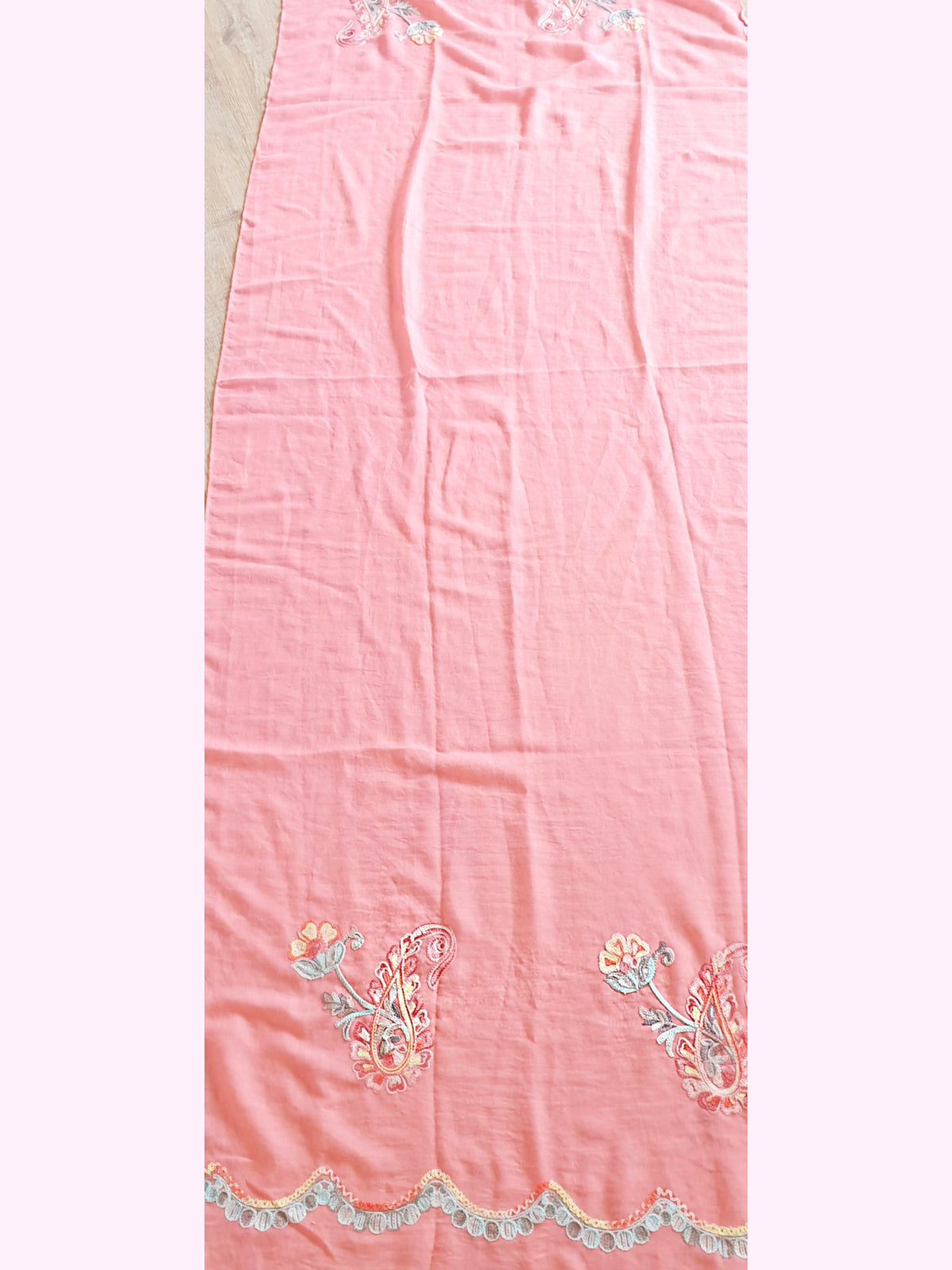 Sommerliches Tuch mit Paisley Stickerei in Koralle