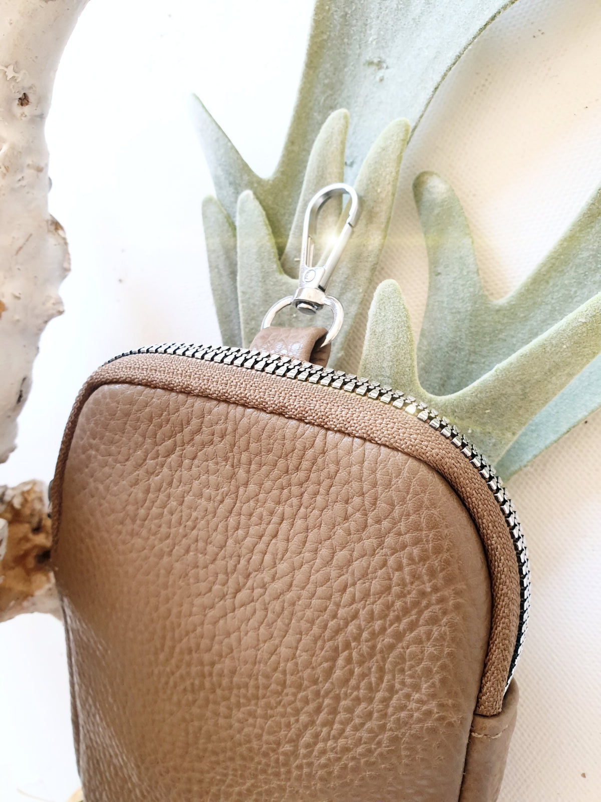 taschenanhaenger-maeppchen-gruen-leder-1