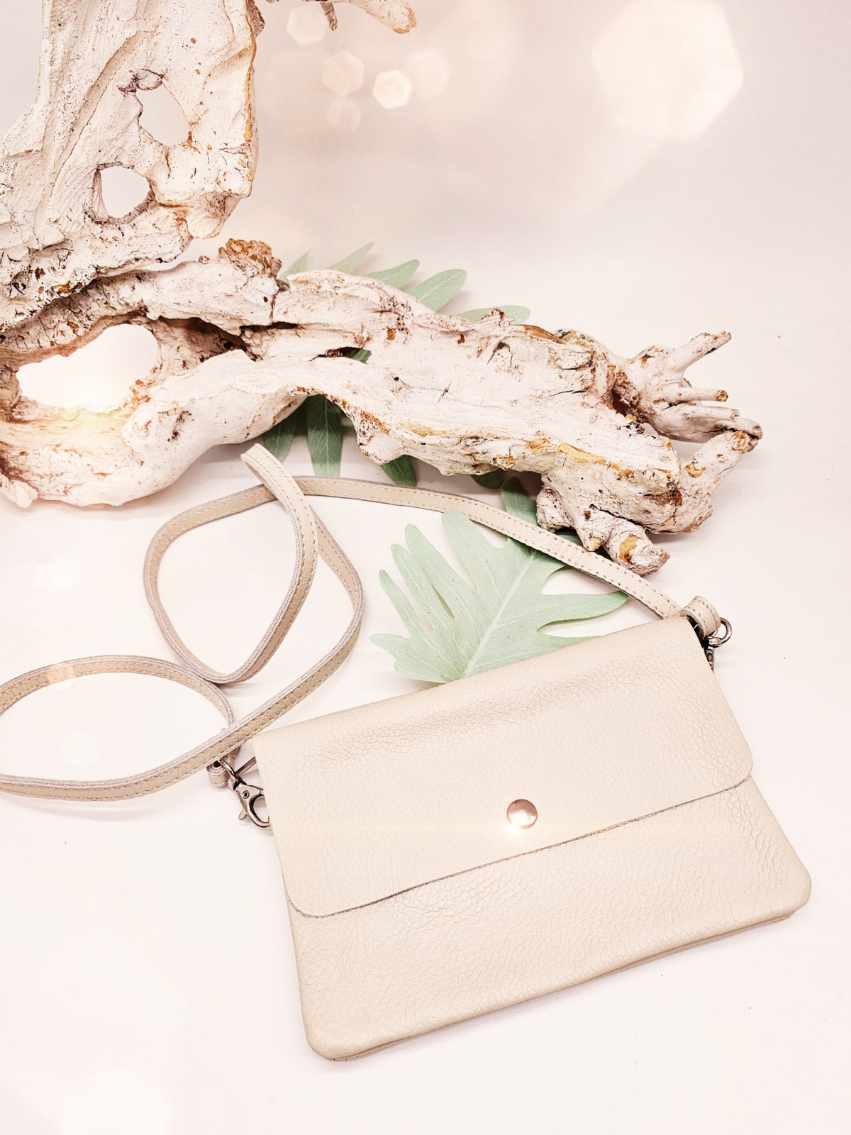 kleine-unhaengetasche-leder-beige-hell-1