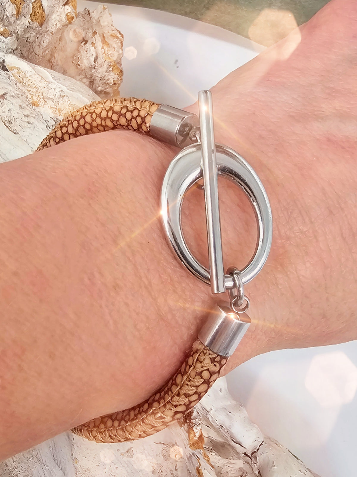lederarmband-rochenpraegung-camel-knebel-1