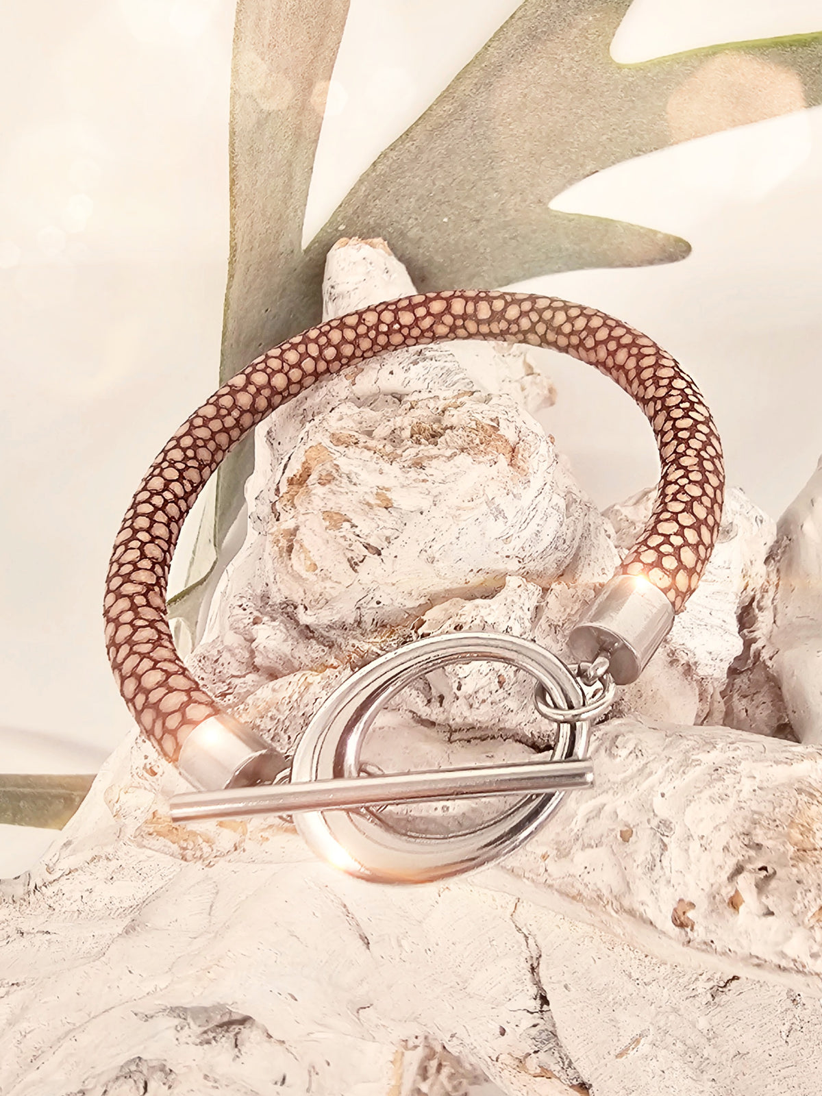 lederarmband-rochenpraegung-camel-knebel-1