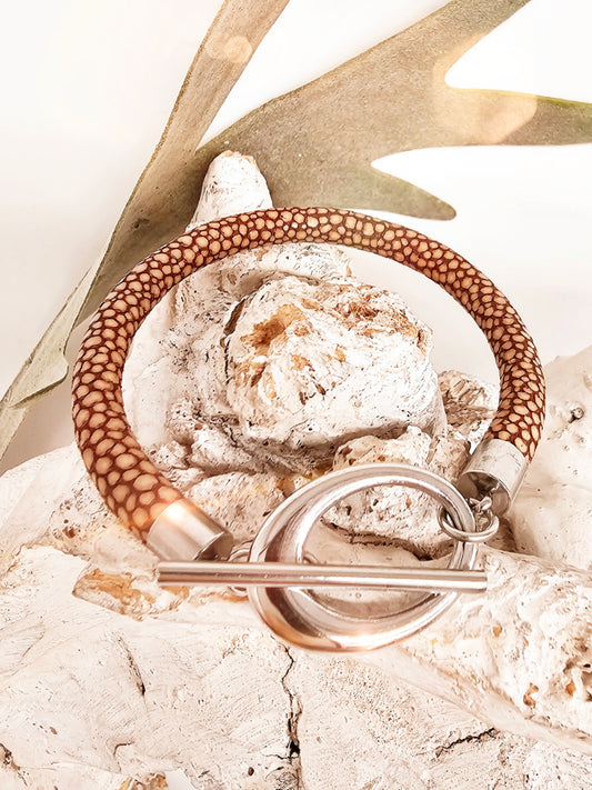 lederarmband-rochenpraegung-camel-knebel-1