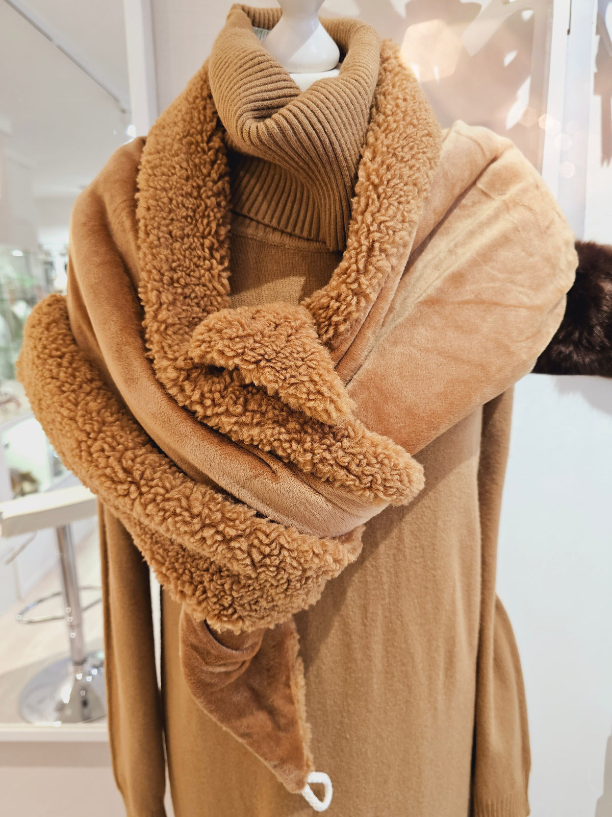 schal-dreieck-teddyfell-camel-3