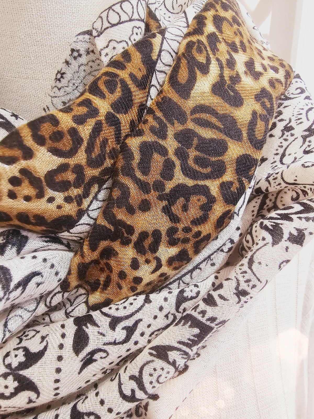 schal-paisley-leo-camel-schwarz-weiss-1