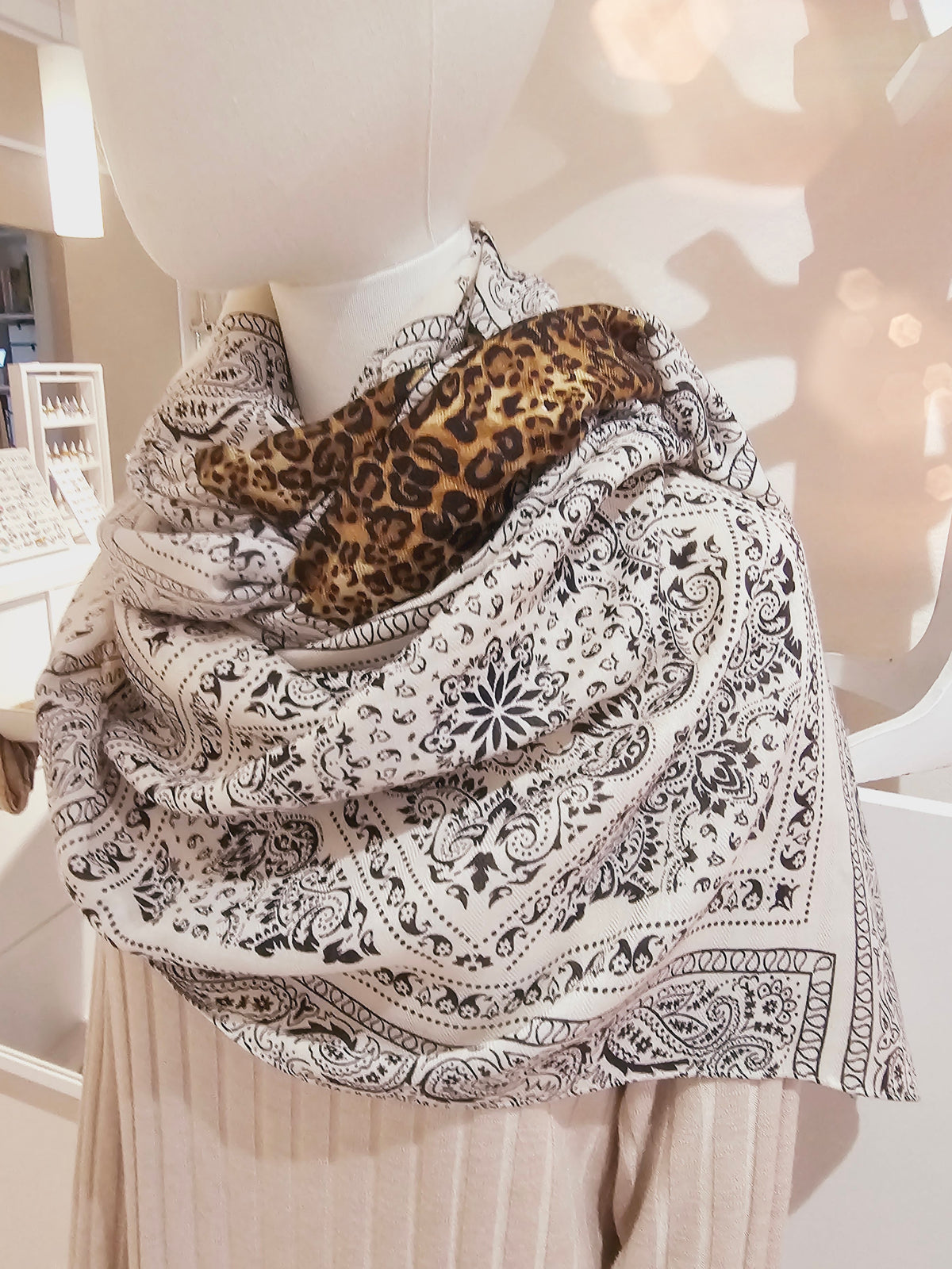 schal-paisley-leo-camel-schwarz-weiss-1