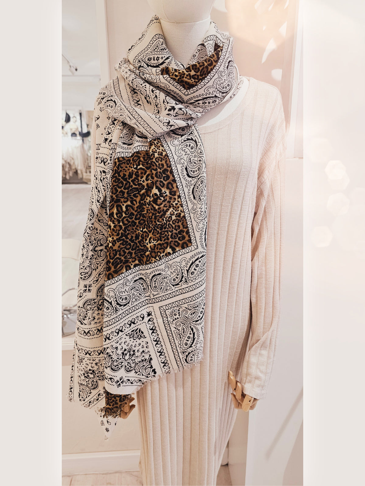 schal-paisley-leo-camel-schwarz-weiss-1
