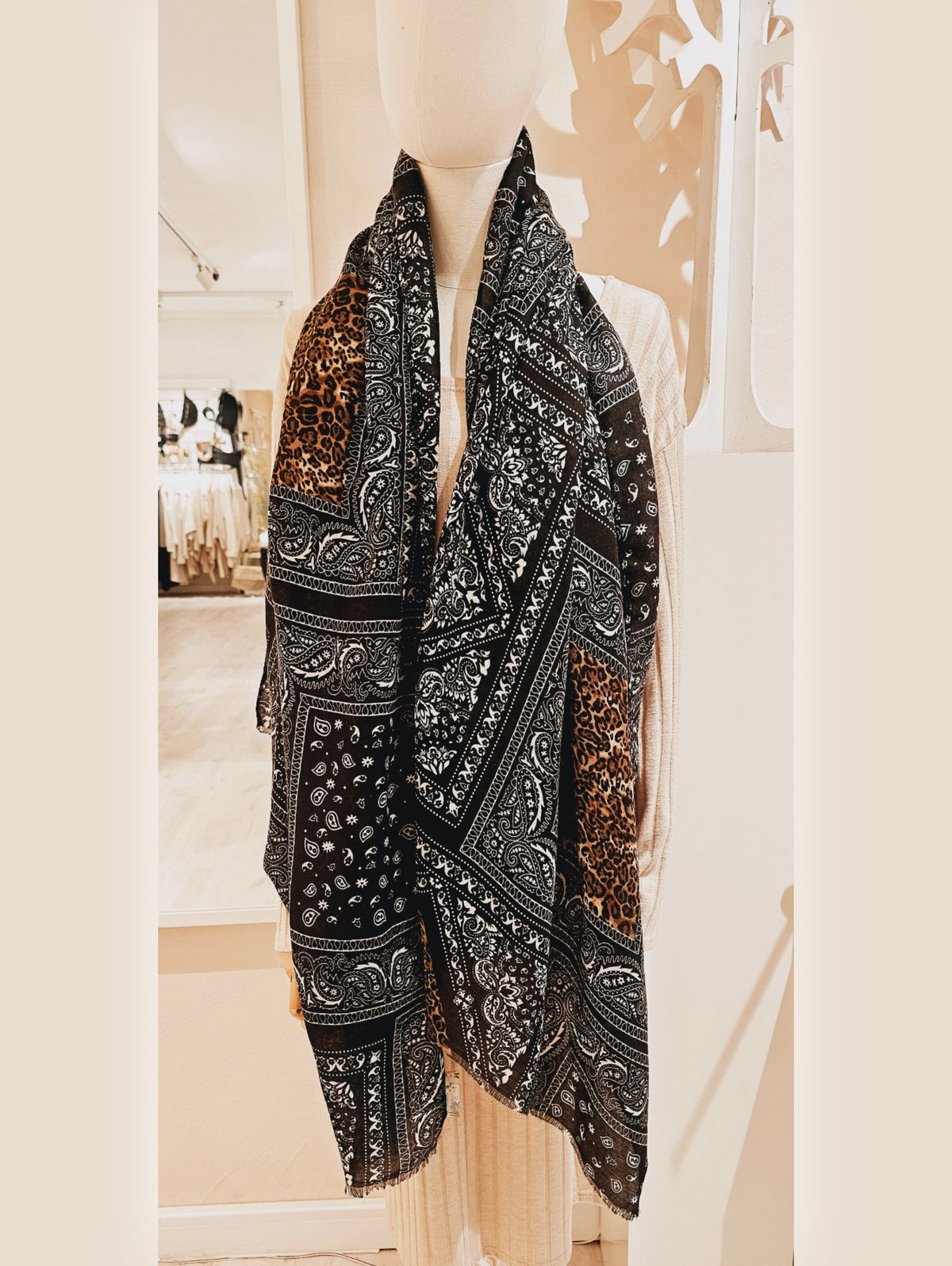 schal-schwarz-braun-leo-paisley-1