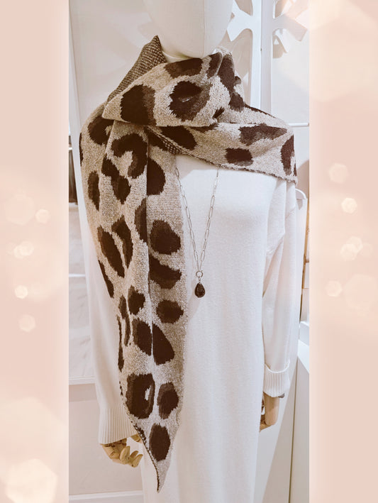 strickscchal-dreieck-beige-schwarz-leomuster-1