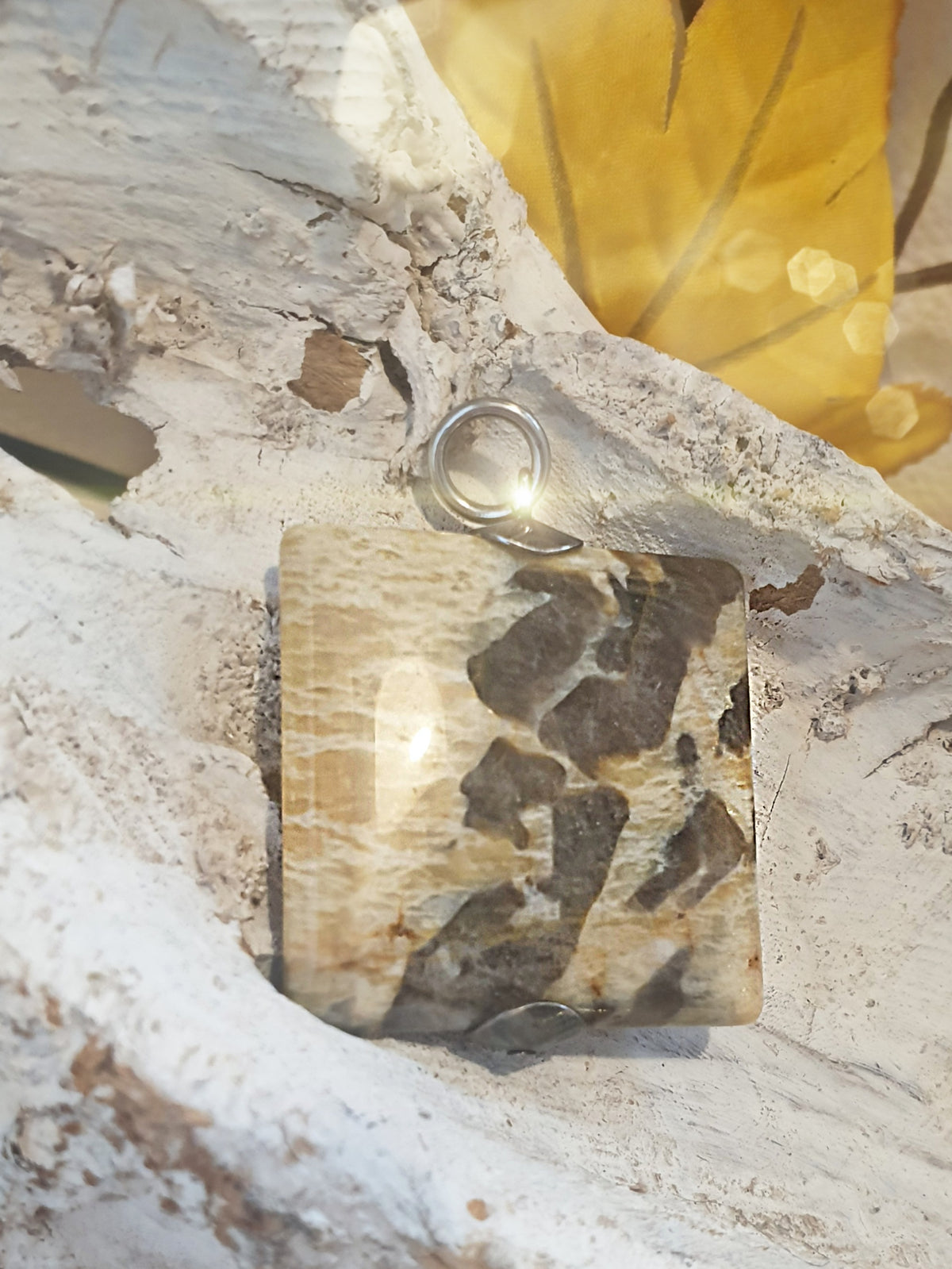 Großer, quadratischer Anhänger aus Feldspat