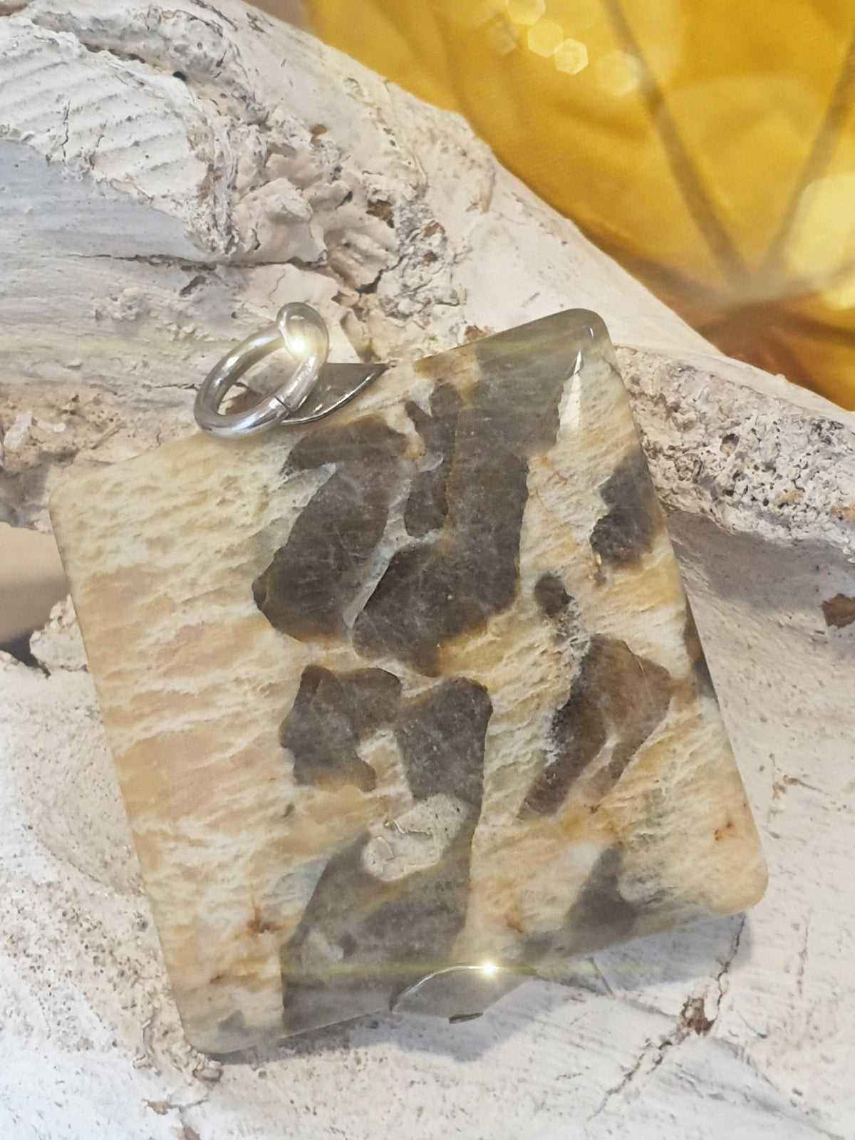Großer, quadratischer Anhänger aus Feldspat