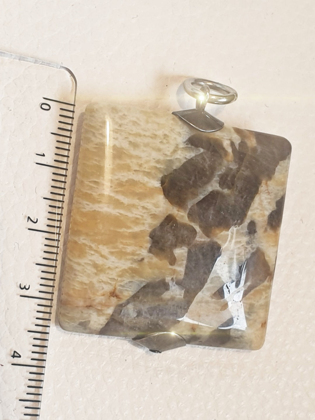 Großer, quadratischer Anhänger aus Feldspat