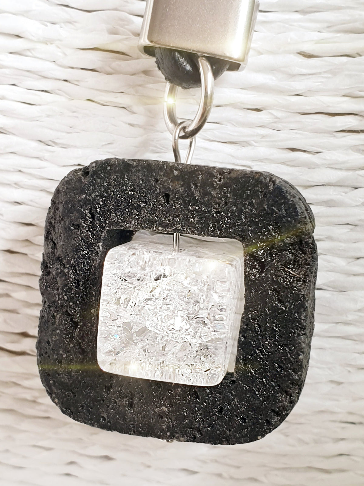 Anhänger aus Lava und Bergkristall