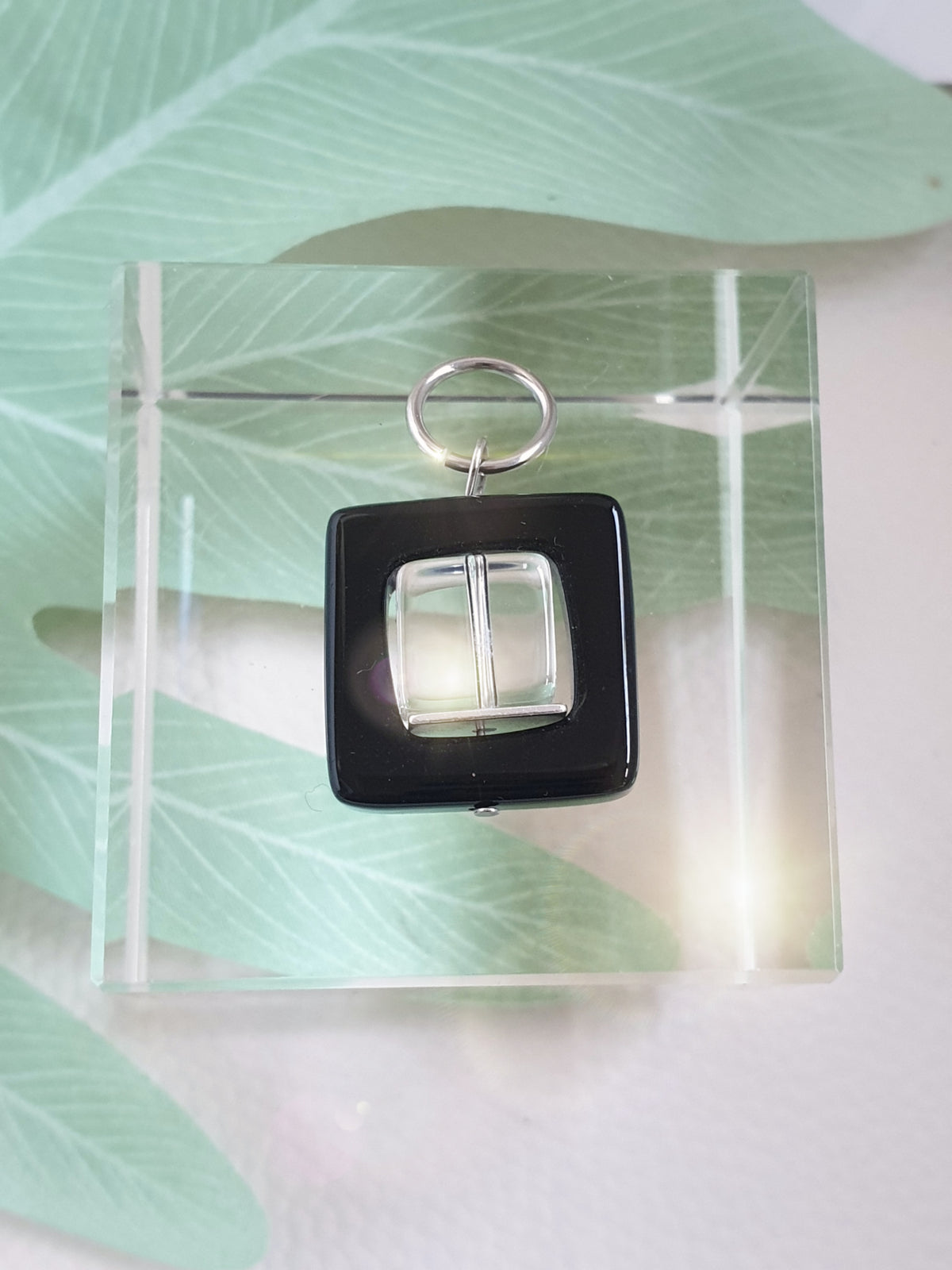 Edler Anhänger aus Onyx und Bergkristallwürfel