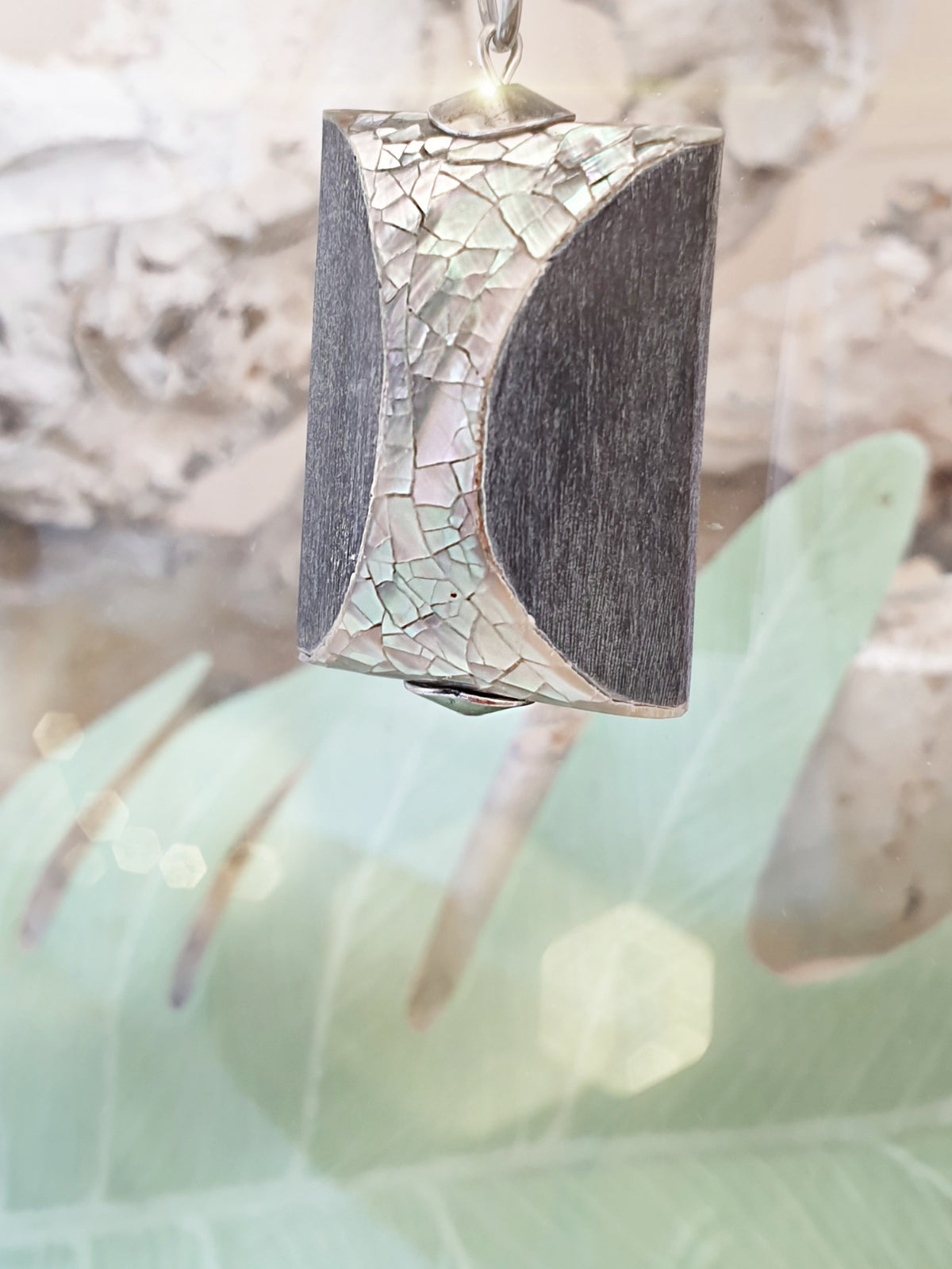 Eckiger Anhänger aus mattem Horn mit Perlmutt Auflage