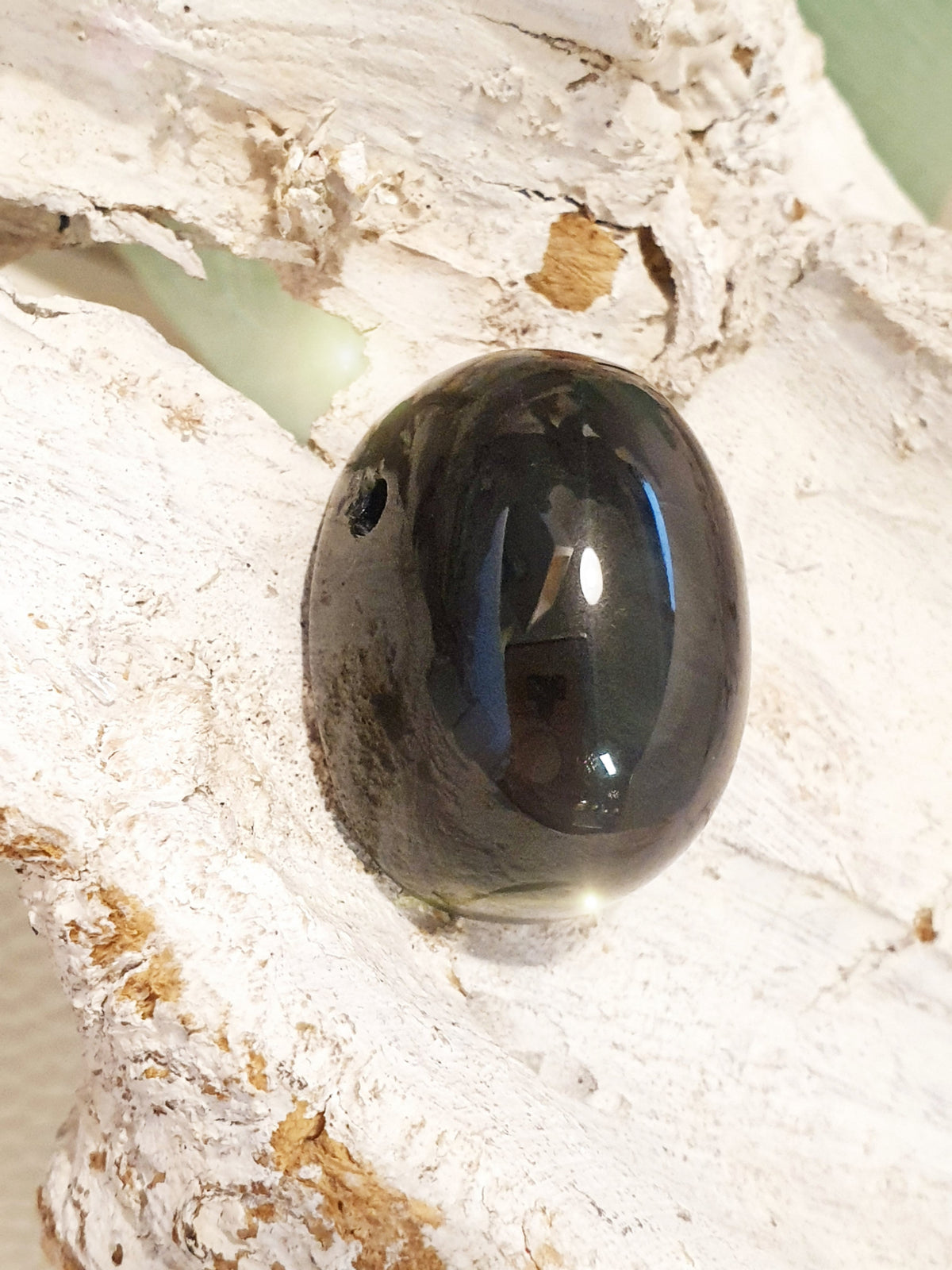 Anhänger aus Regenbogenobsidian in Tropfenform Schwarz