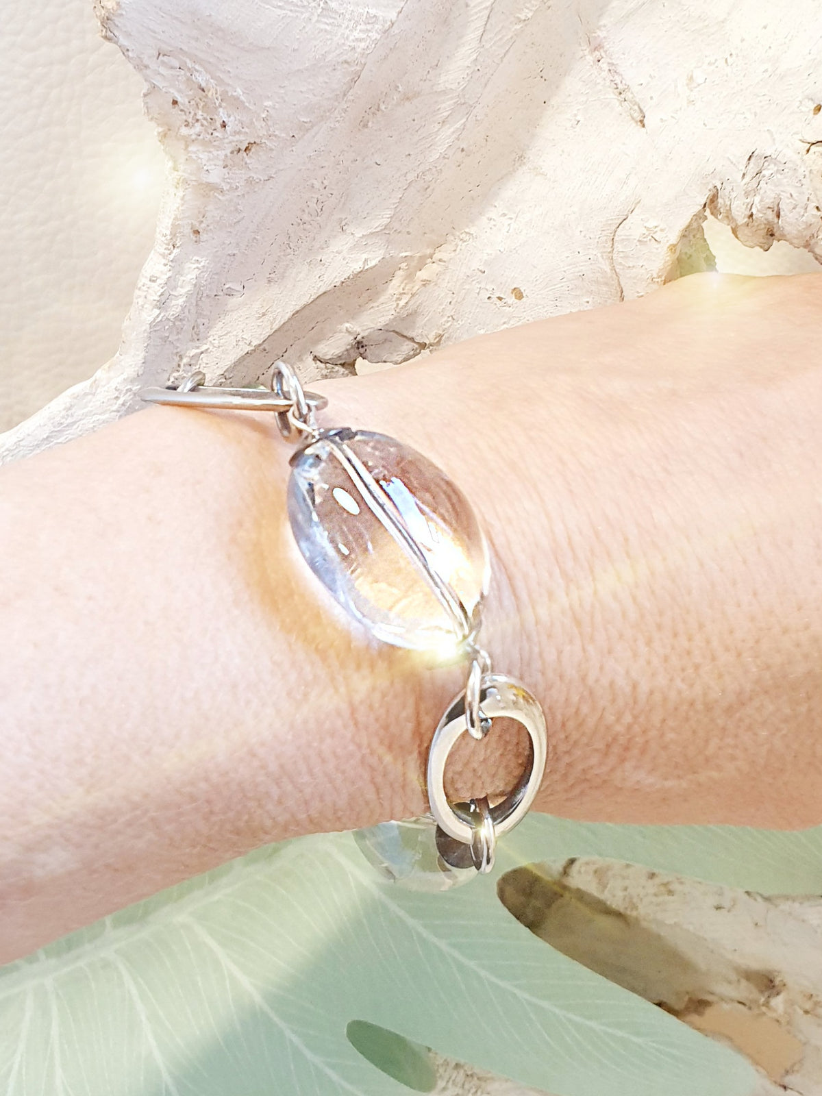 Armband mit Bergkristall Nuggets mit Blauschimmer und Edelstahlelementen