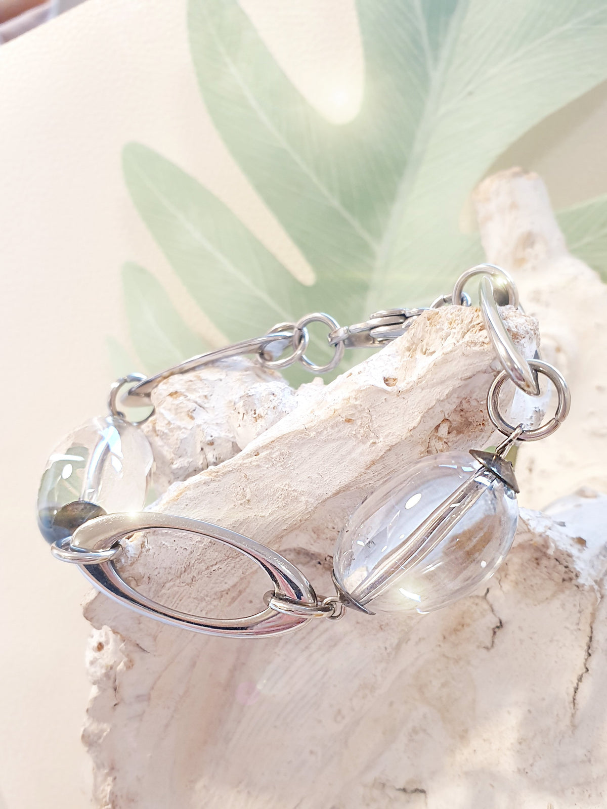 Armband mit Bergkristall Nuggets mit Blauschimmer und Edelstahlelementen