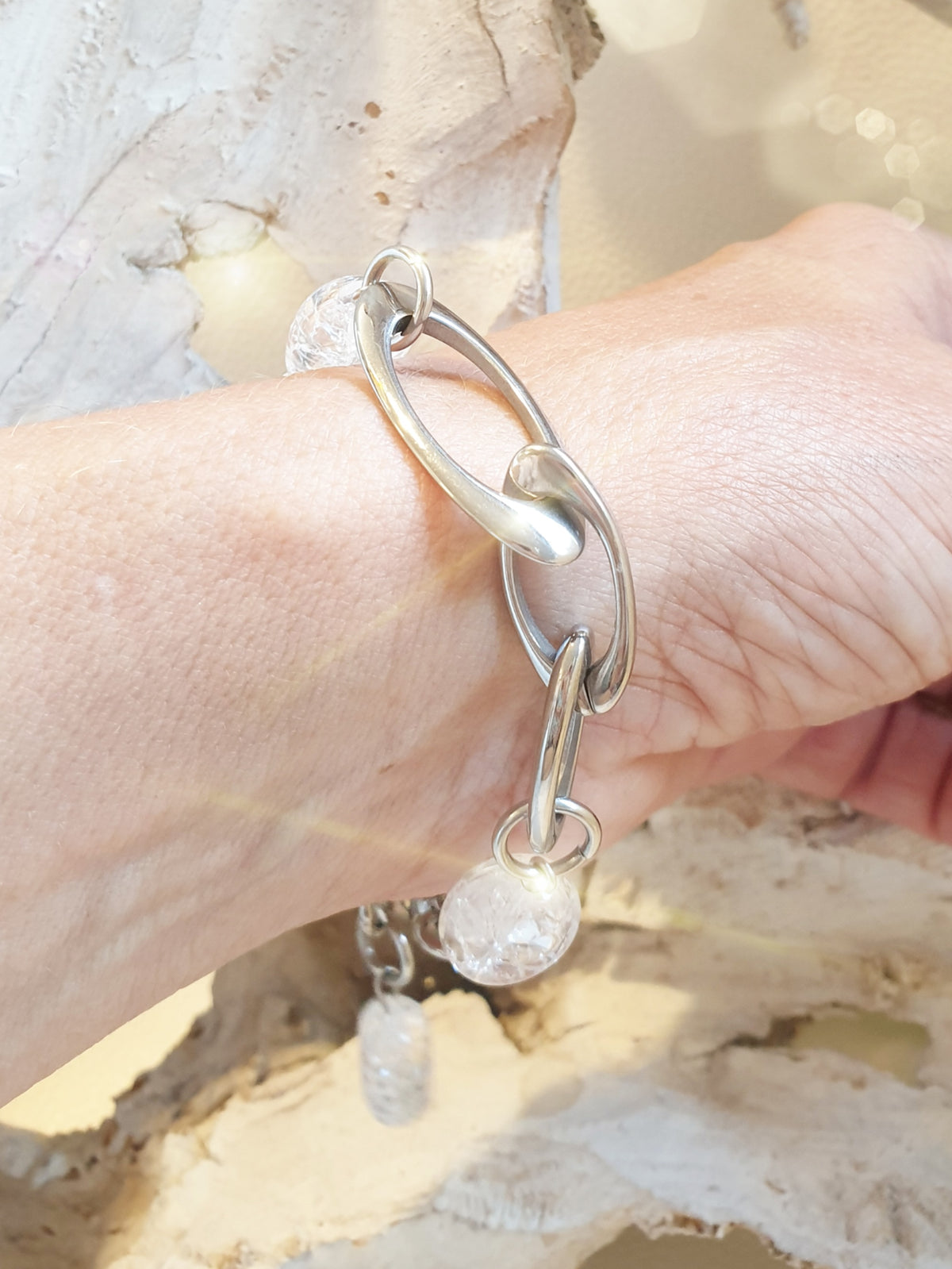 Armband mit großen Gliedern aus Edelstahl und gecrashten Bergkristallen