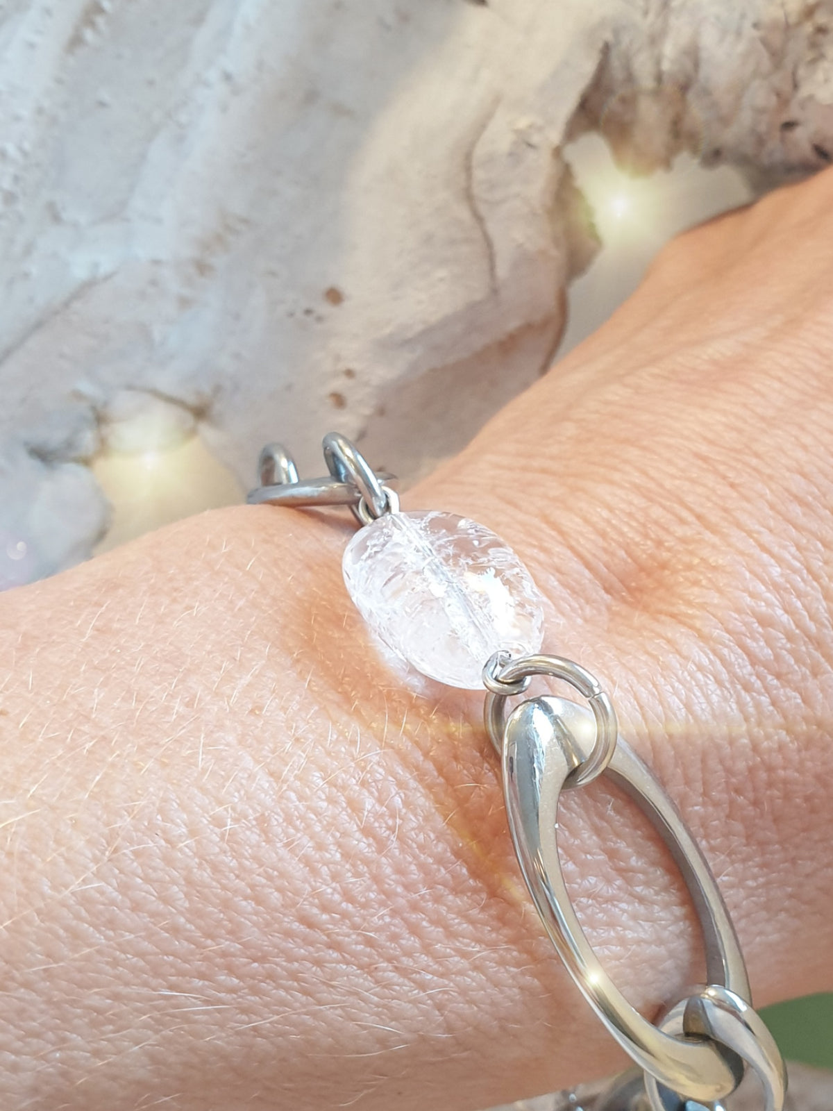 Armband mit großen Gliedern aus Edelstahl und gecrashten Bergkristallen