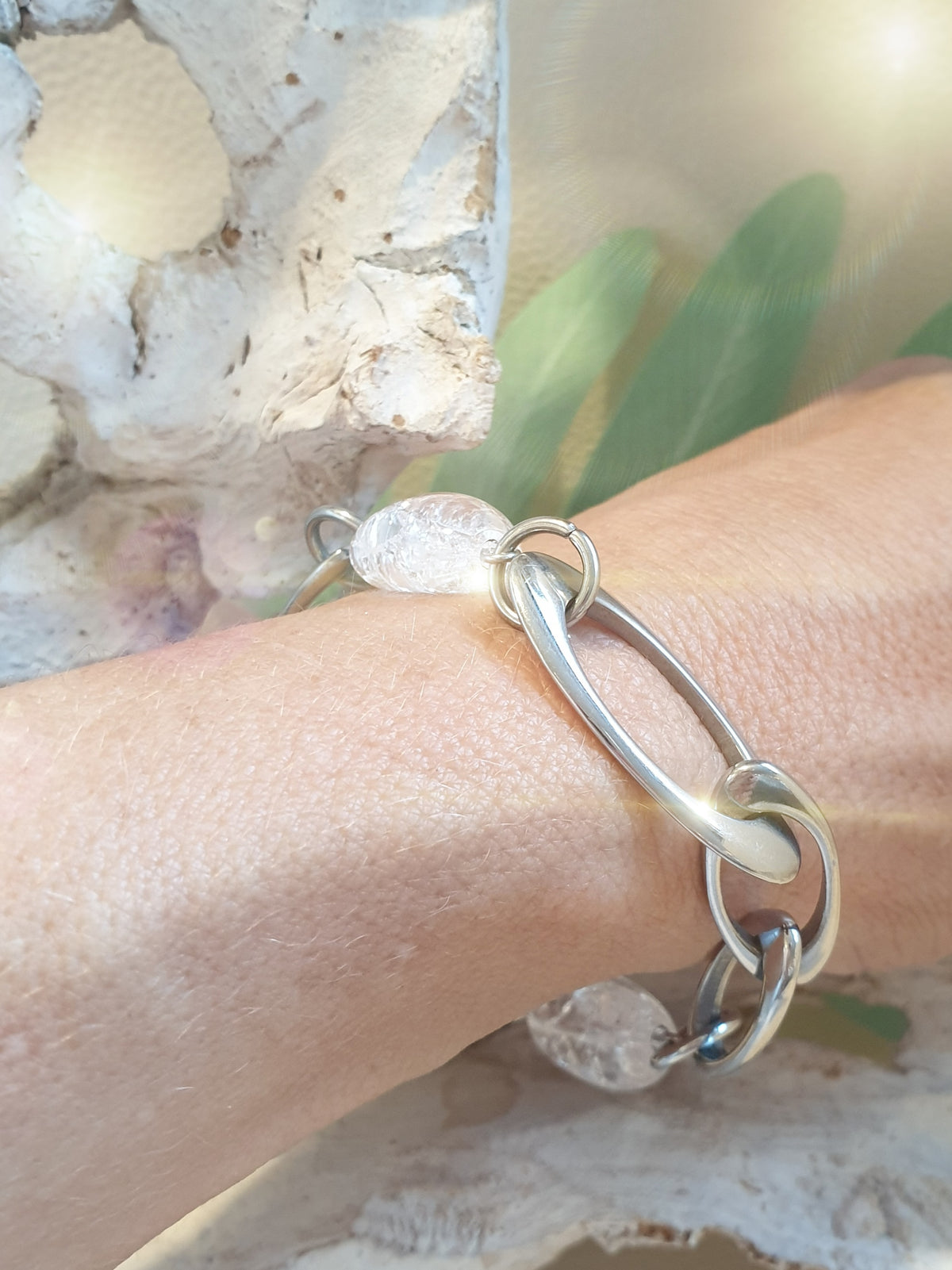 Armband mit großen Gliedern aus Edelstahl und gecrashten Bergkristallen