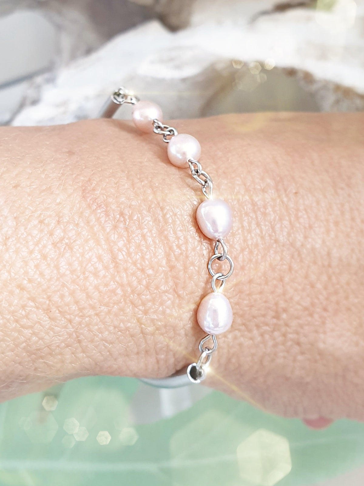 Perlenarmband mit modernen Edelstahlelementen um ja rosa Süßwasserperlen