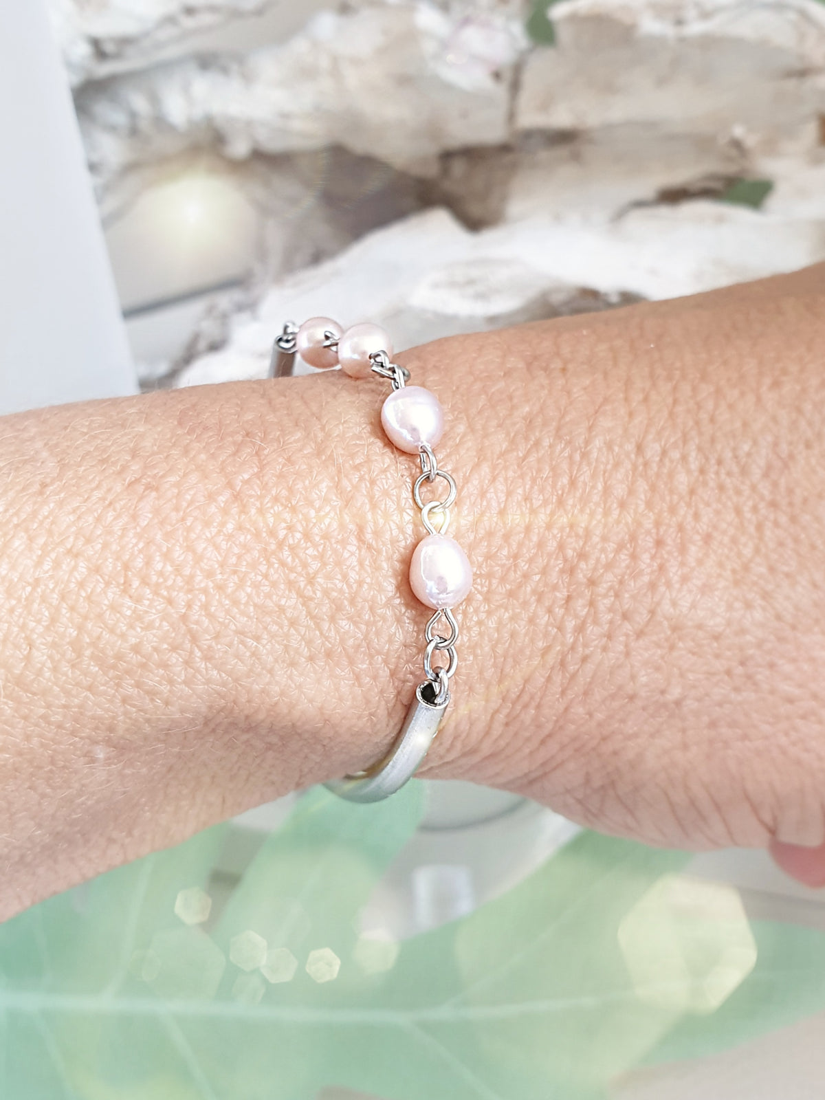 Perlenarmband mit modernen Edelstahlelementen um ja rosa Süßwasserperlen