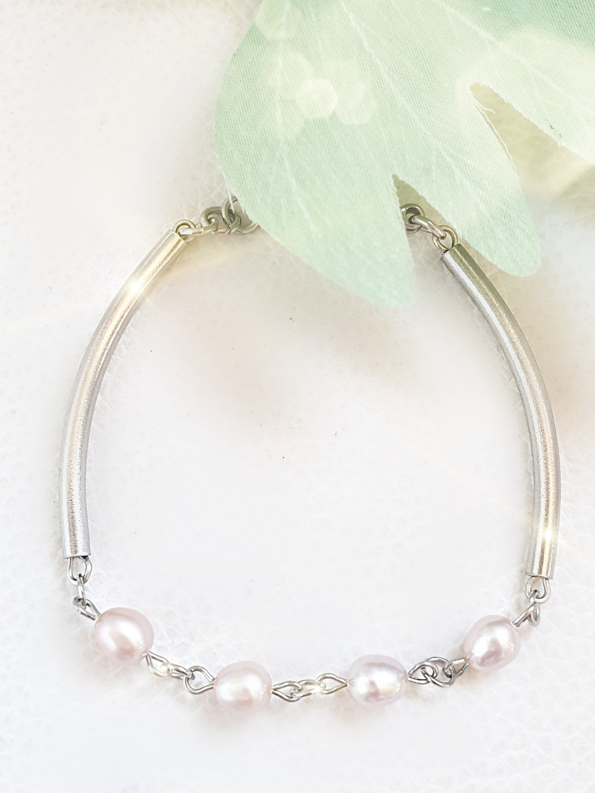 Perlenarmband mit modernen Edelstahlelementen um ja rosa Süßwasserperlen