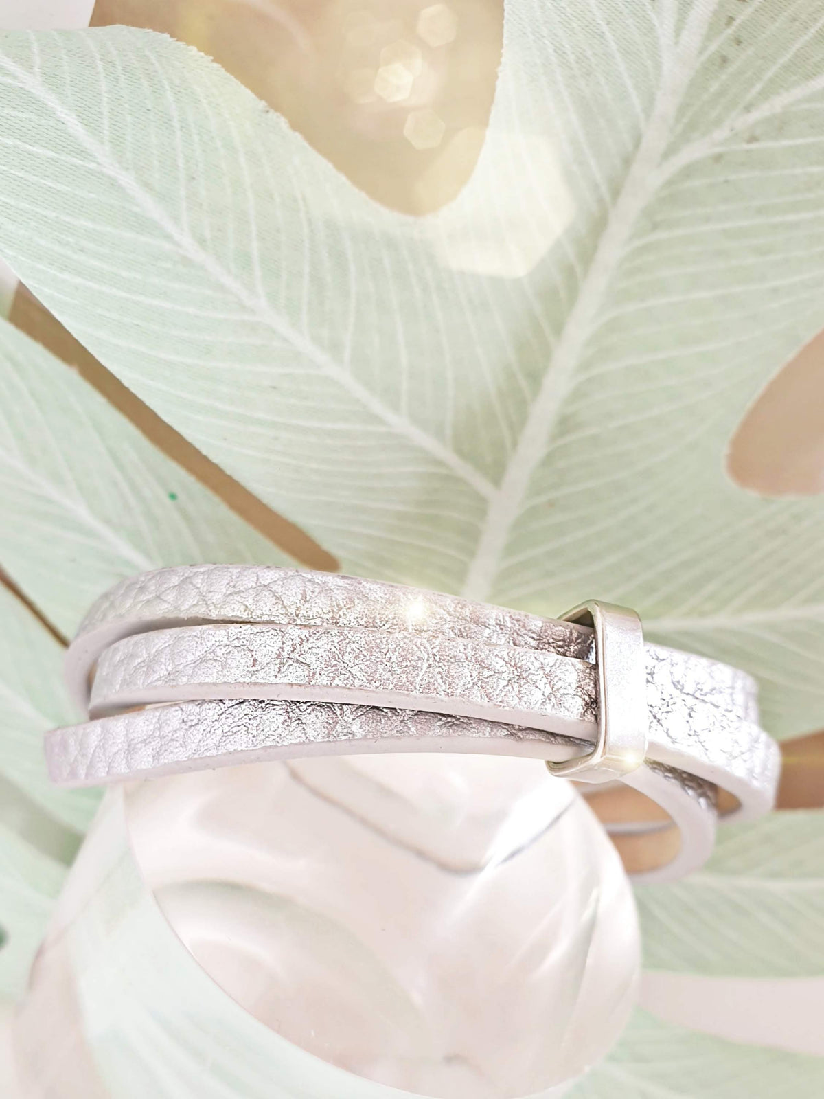 Armband aus silberfarbenem Kunstleder