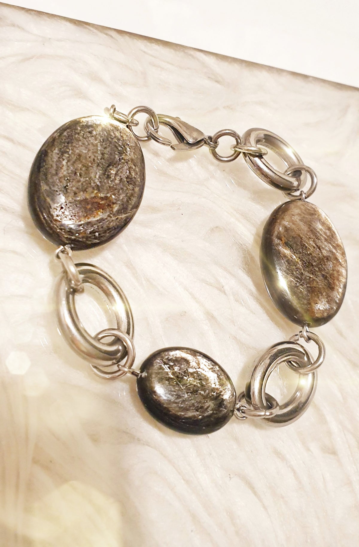 Armband aus Edelstahl mit Muskovitsteinen