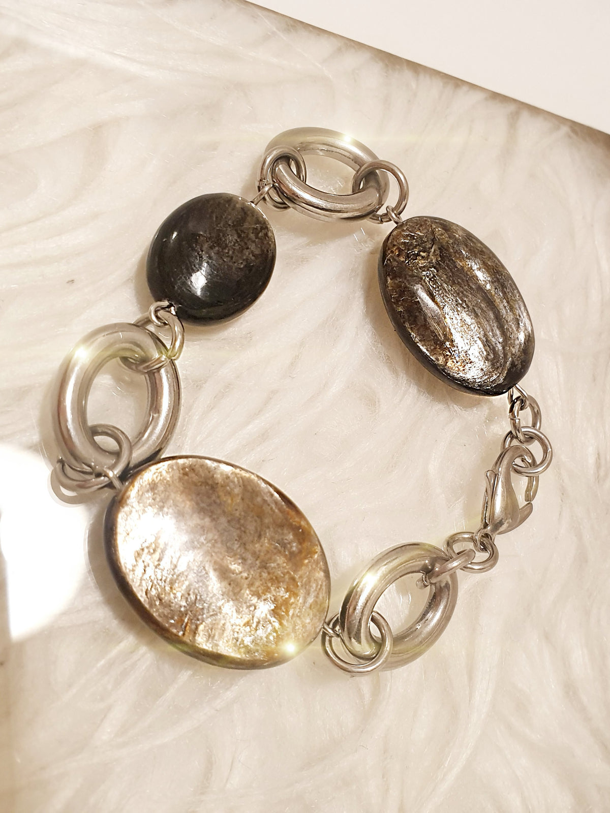 Armband aus Edelstahl mit Muskovitsteinen