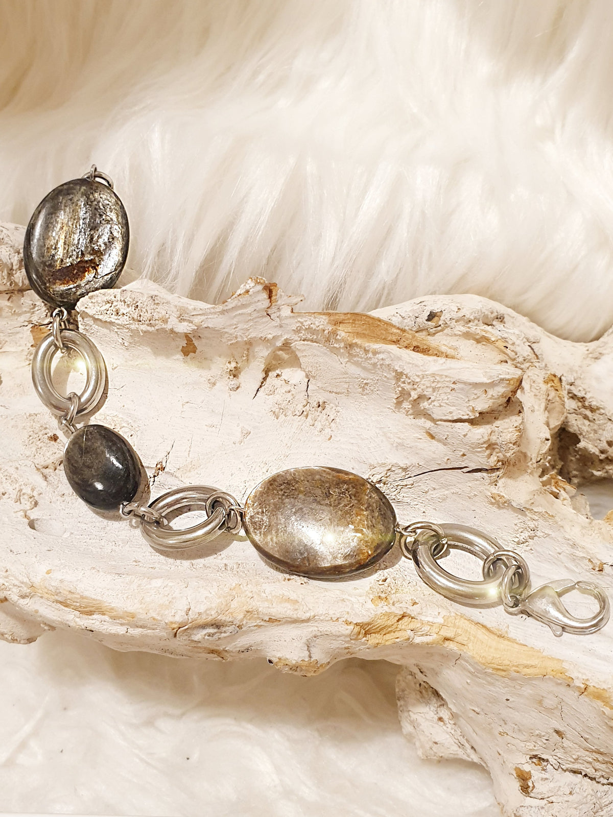 Armband aus Edelstahl mit Muskovitsteinen
