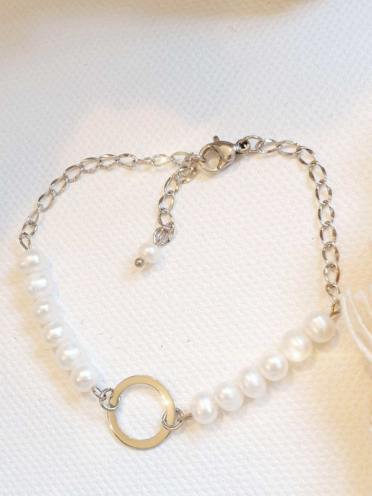 Armband aus Edelstahl mit Süßwasserperlen und zierring