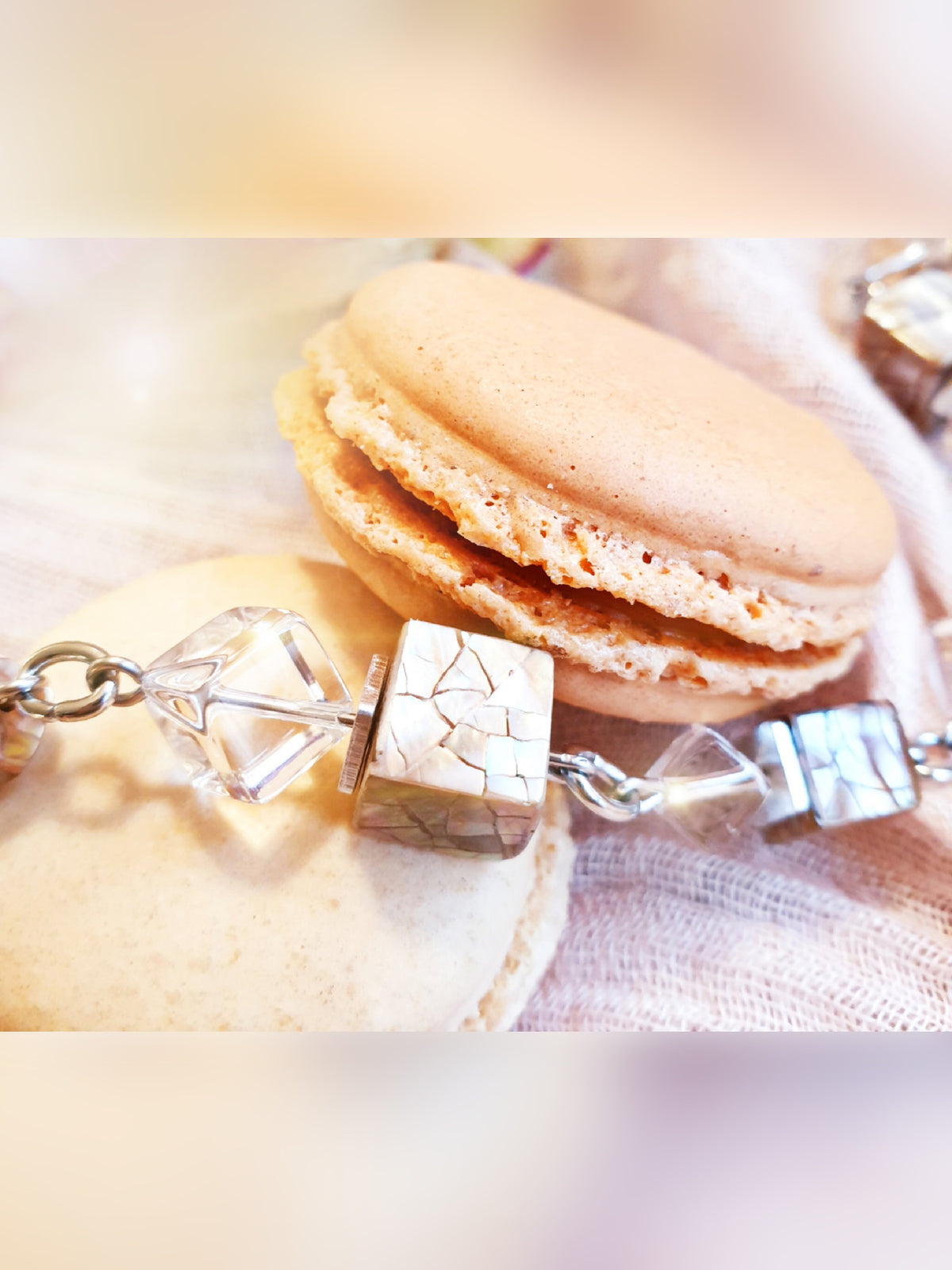 Zierliches Armband mit apricot farbenen Perlmutt- und klaren Bergkristallwürfeln
