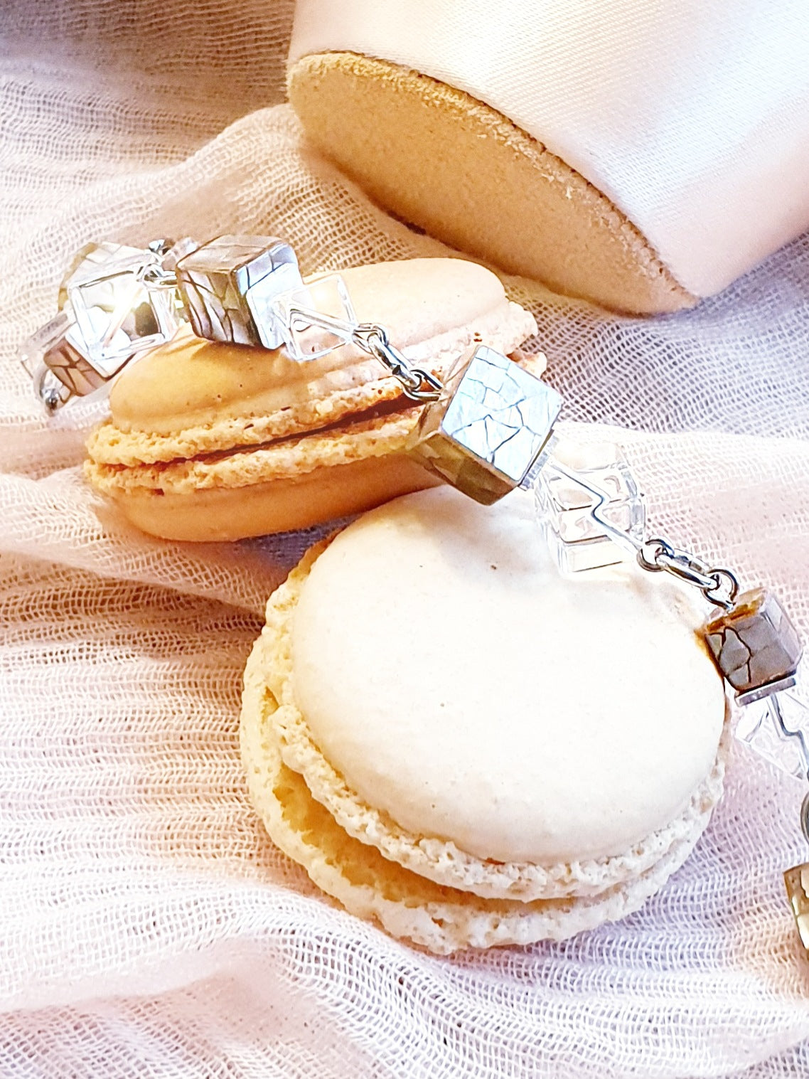 Zierliches Armband mit apricot farbenen Perlmutt- und klaren Bergkristallwürfeln