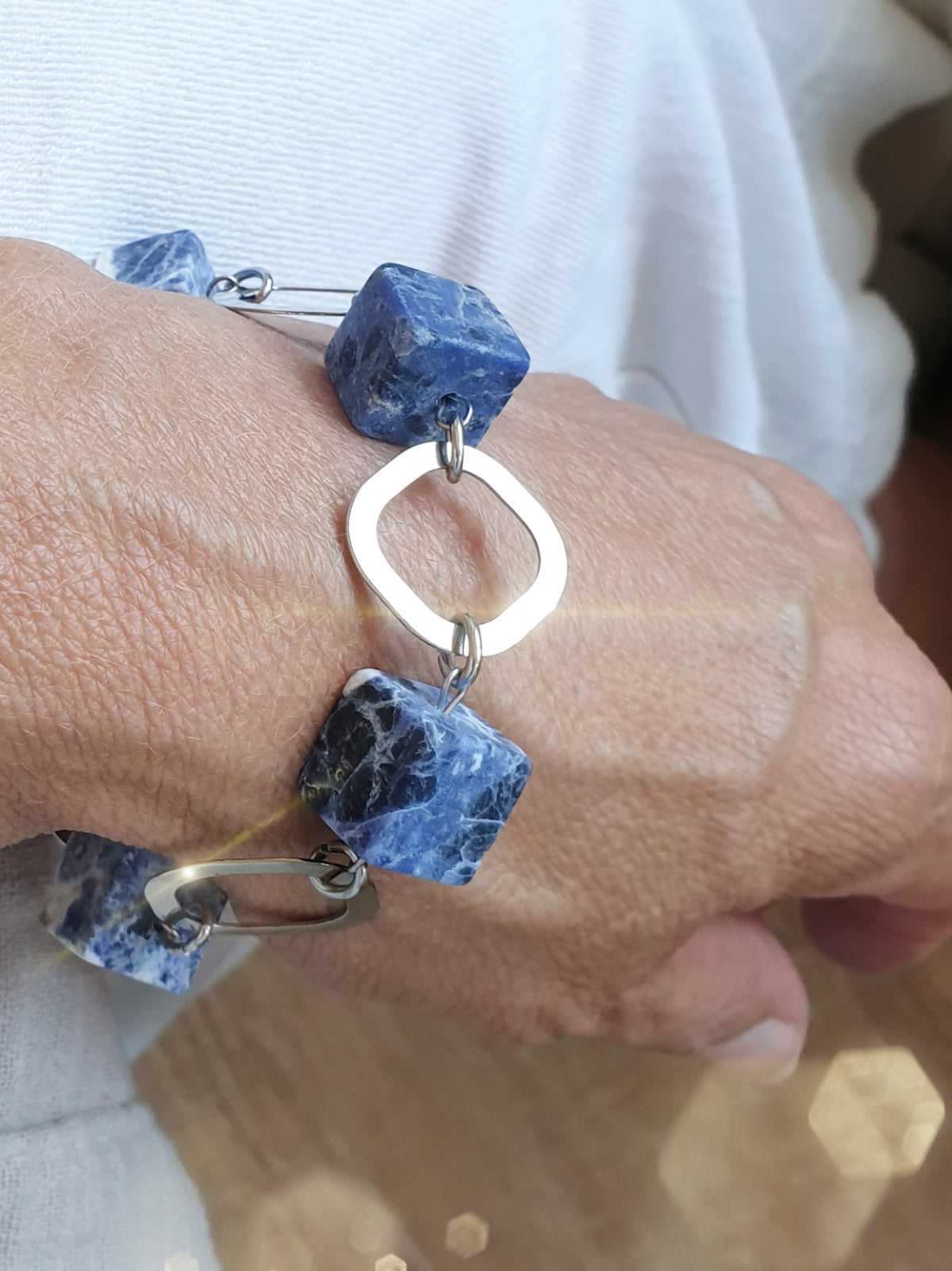 Armband mit blauen Sodalit Würfeln