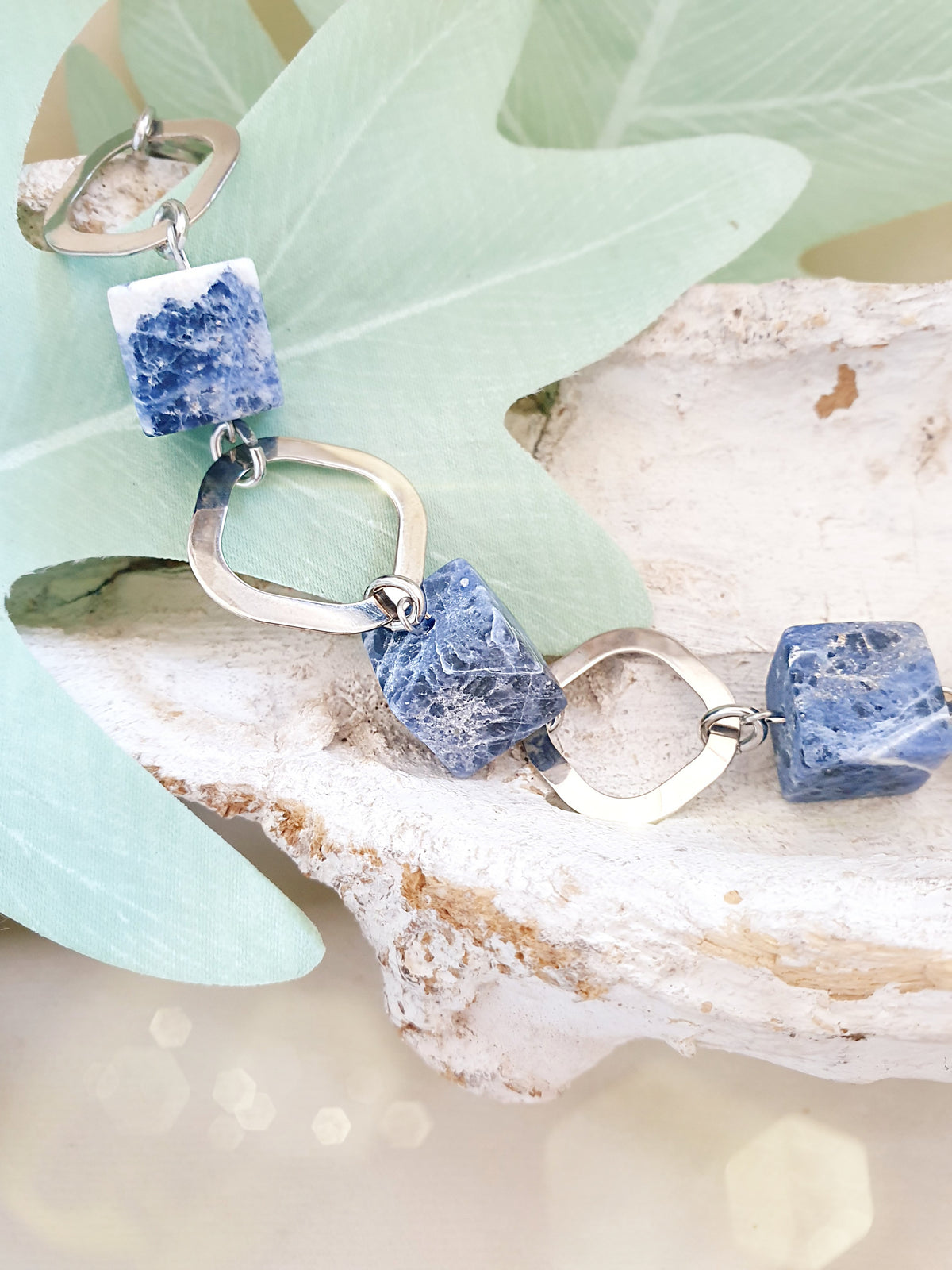 Armband mit blauen Sodalit Würfeln