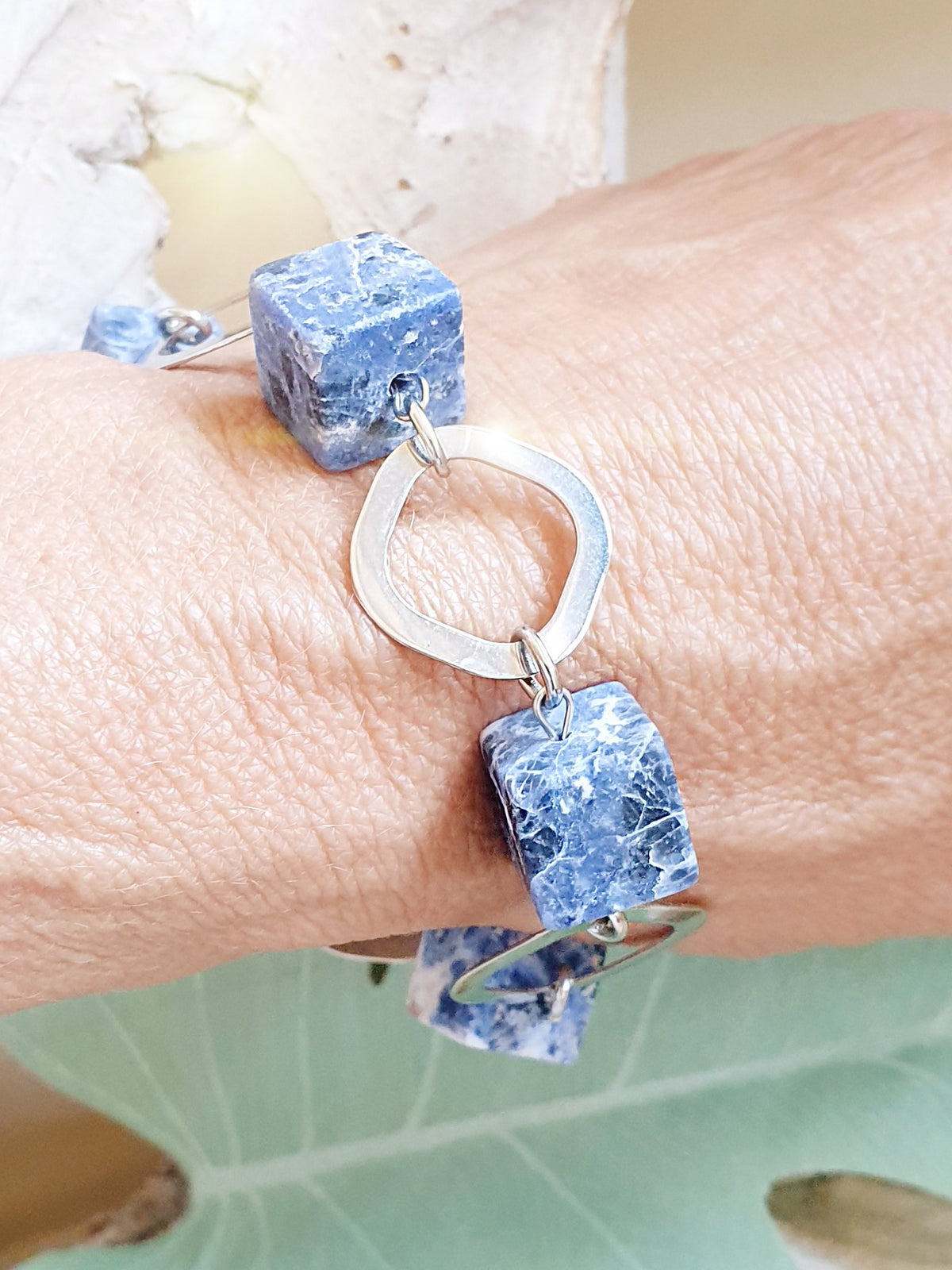 Armband mit blauen Sodalit Würfeln