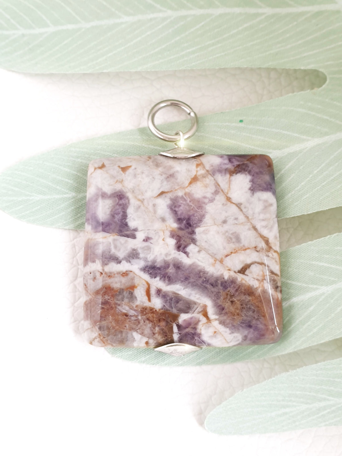 Großer, quadratischer Anhänger aus Amethyst