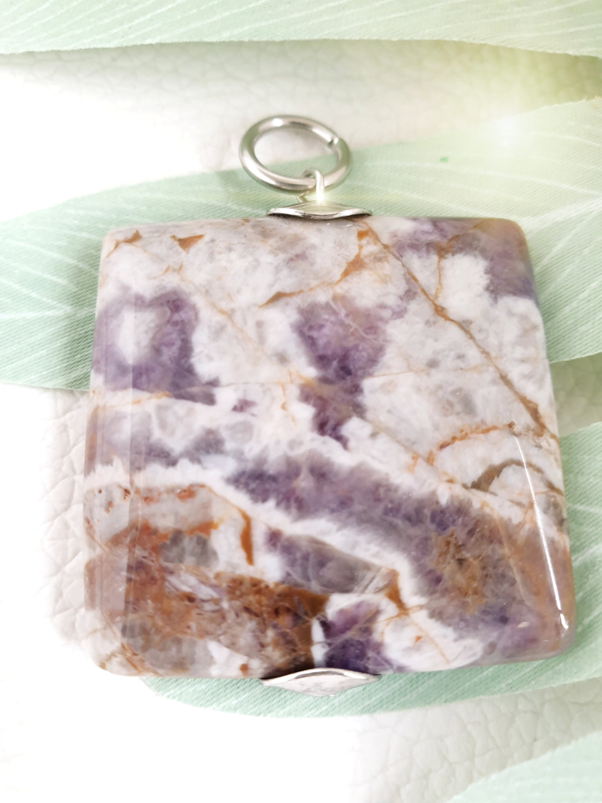 Großer, quadratischer Anhänger aus Amethyst