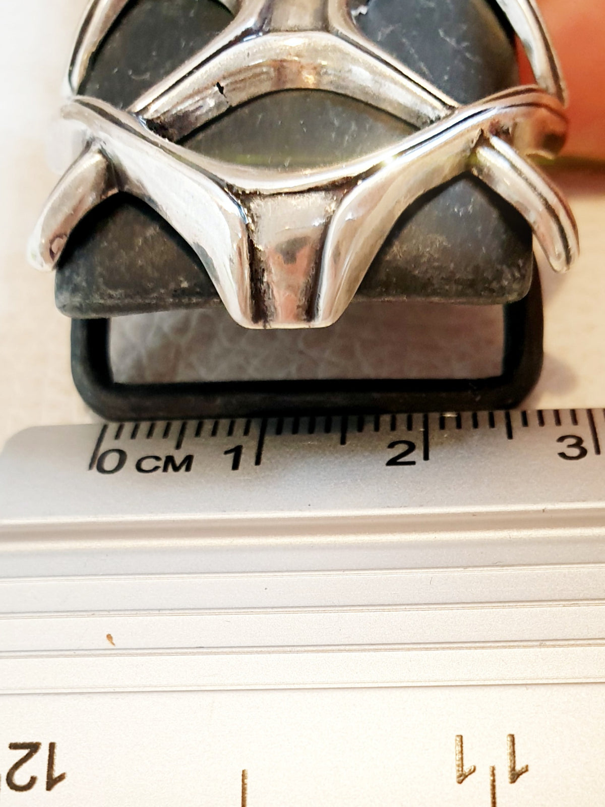 Gürtelschnalle für 2,5 cm Gürtel in schwarz mit silberfarbenen Ornamenten