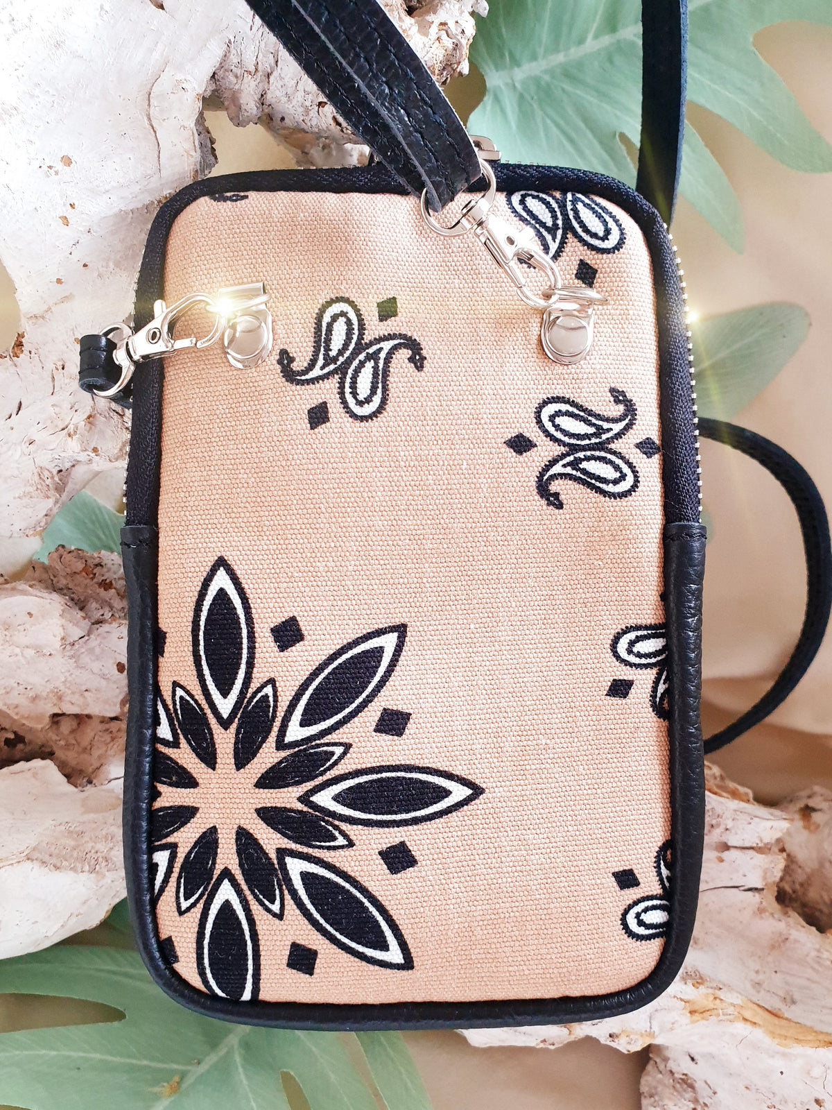 Handytasche Textil und Leder mit Blumenmuster in schwarz Camel