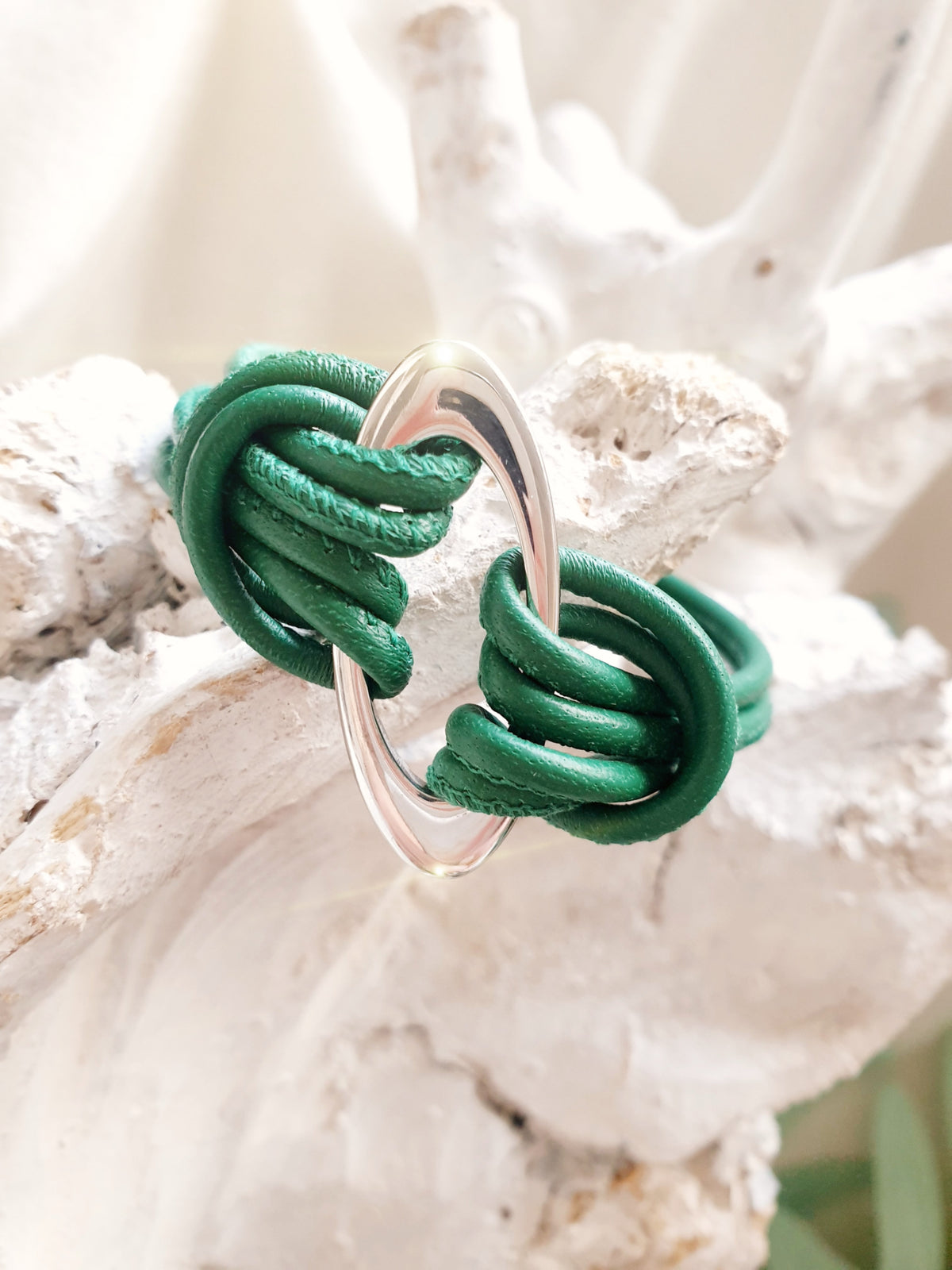Grünes Lederarmband mit Edelstahlelement in Silber
