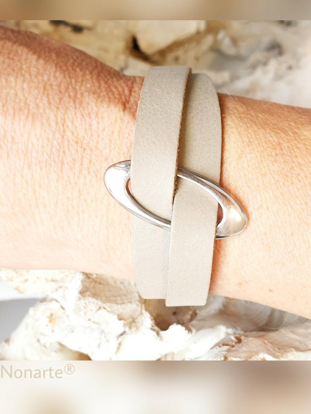Lederarmreif mit Edelstahlelement in Helltaupe an Arm