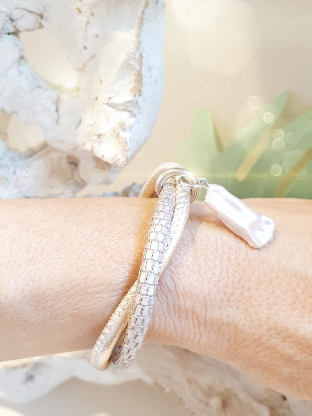 Lederarmband Rosa metallic mit Prägung