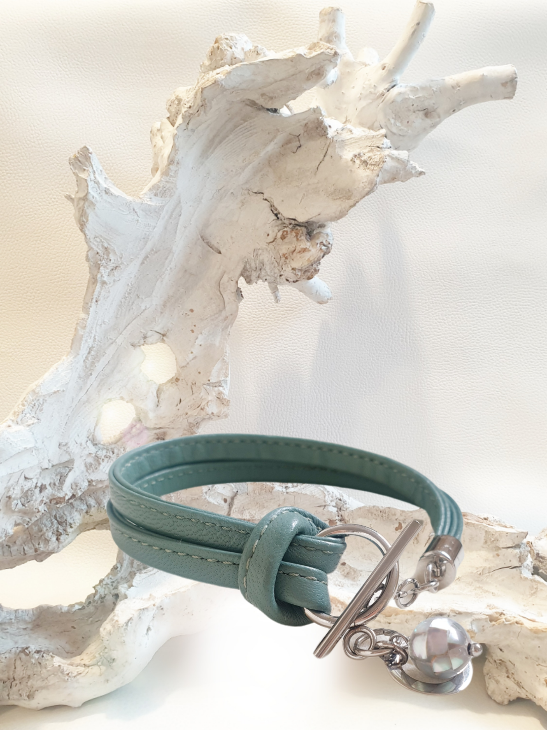 Lederarmband in Salbei grün mit Knebelverschluss und Anhänger aus Perlmutt