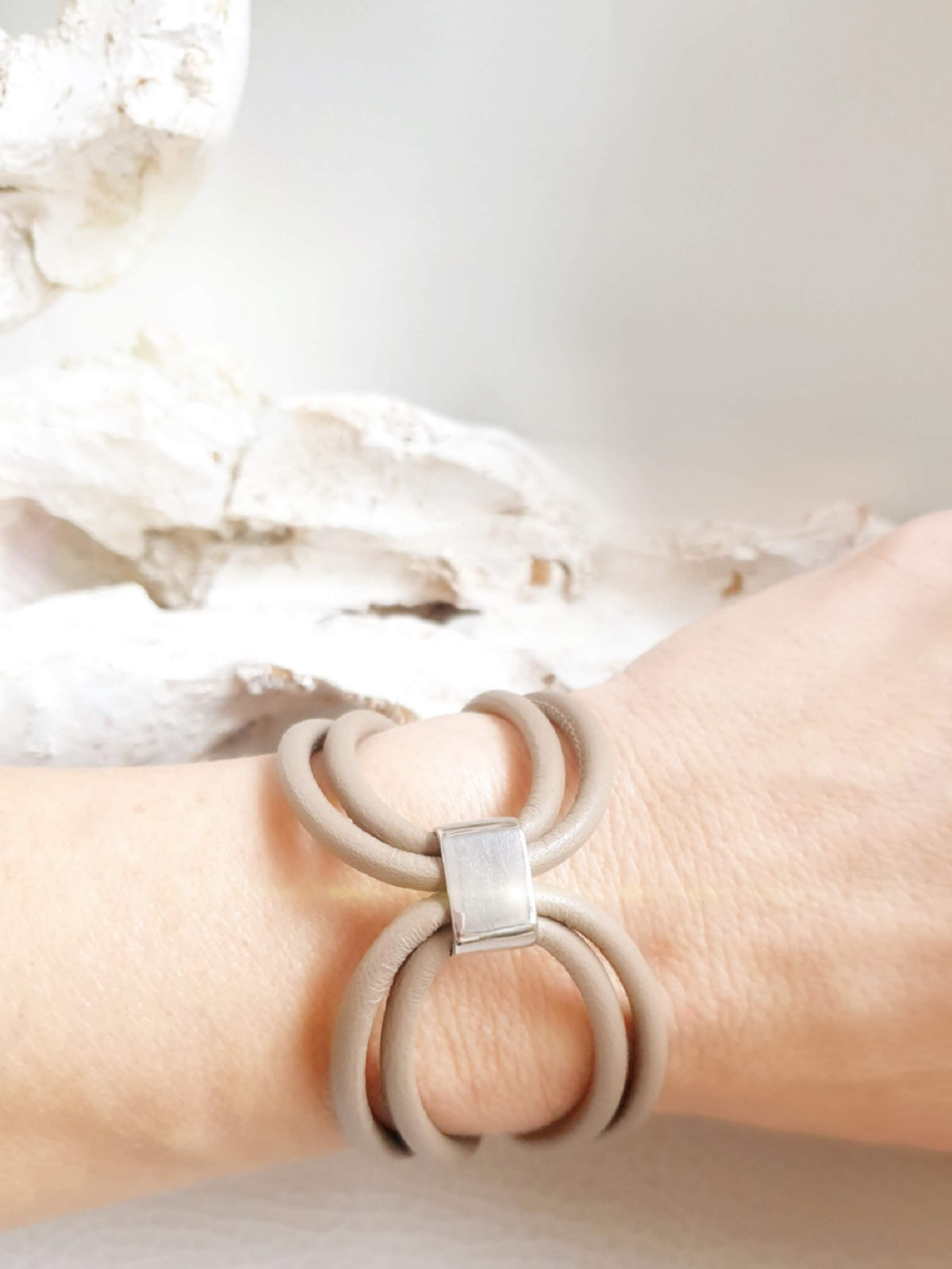 Extravagantes Lederarmband für Damen in Taupe