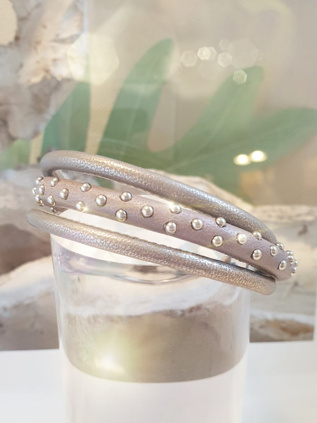 Lederarmband mit Nieten in Taupe